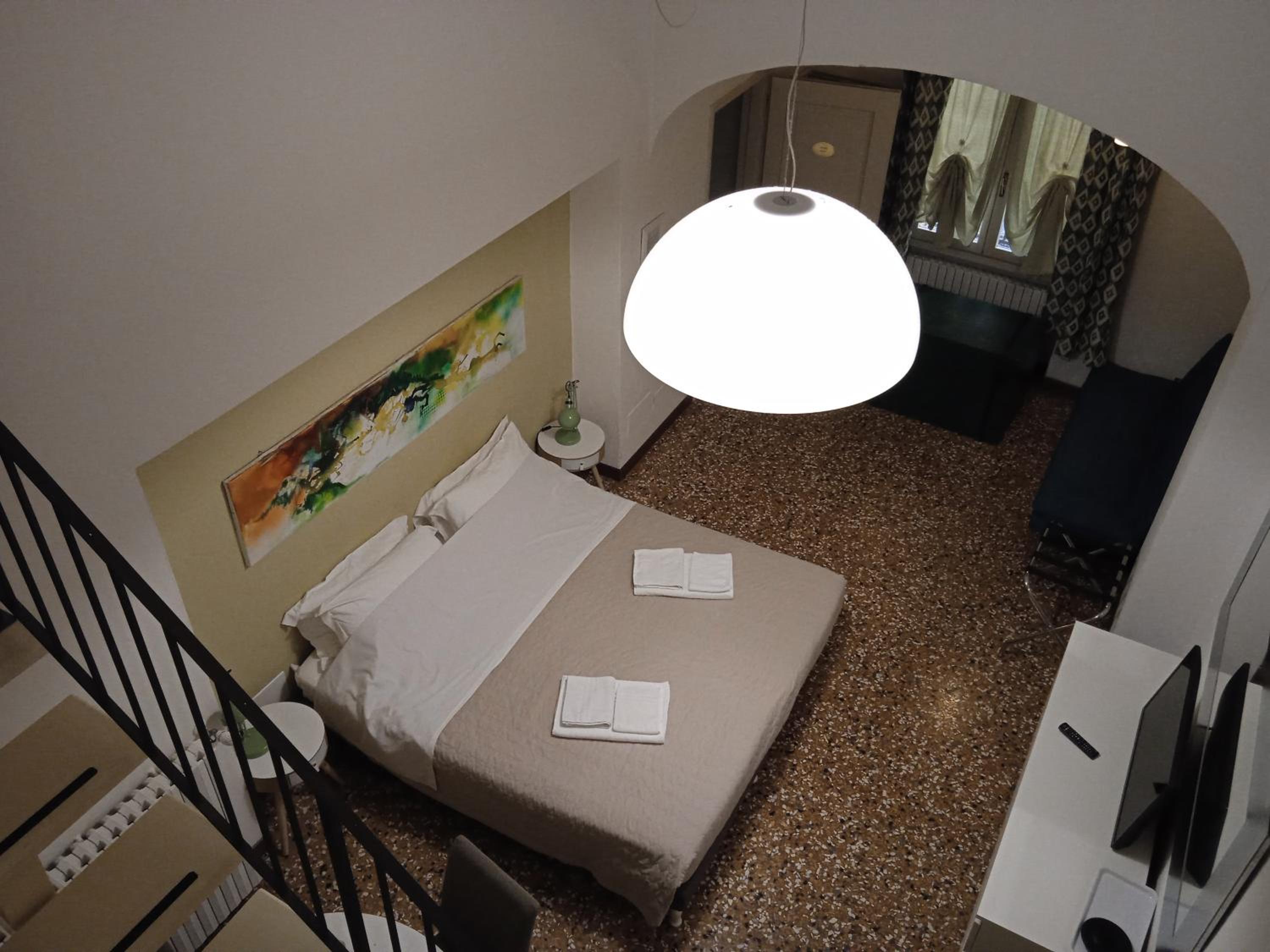 Large Double or Twin Room with Private External Bathroom - Photo 3