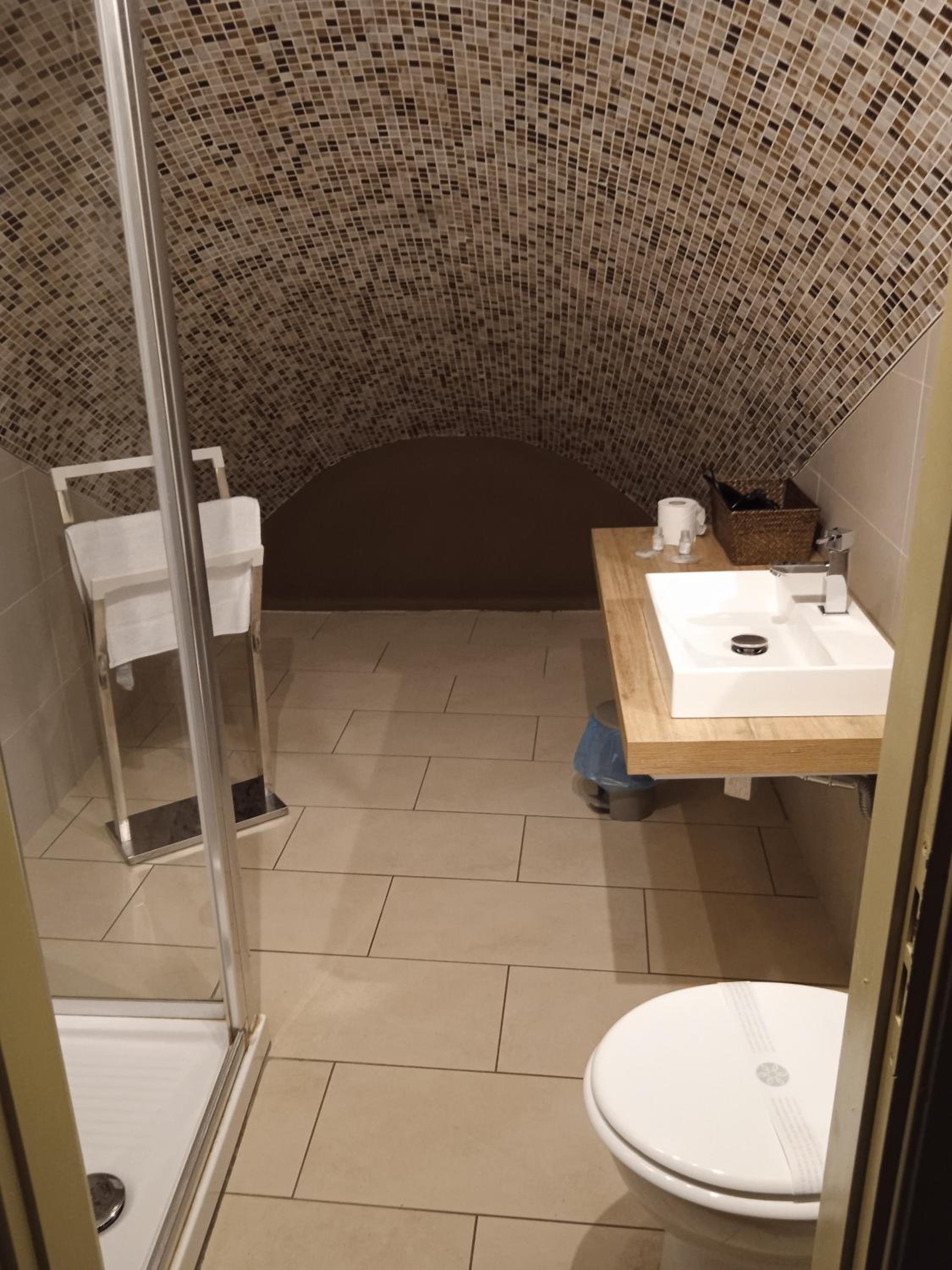Large Double or Twin Room with Private External Bathroom - Photo 4