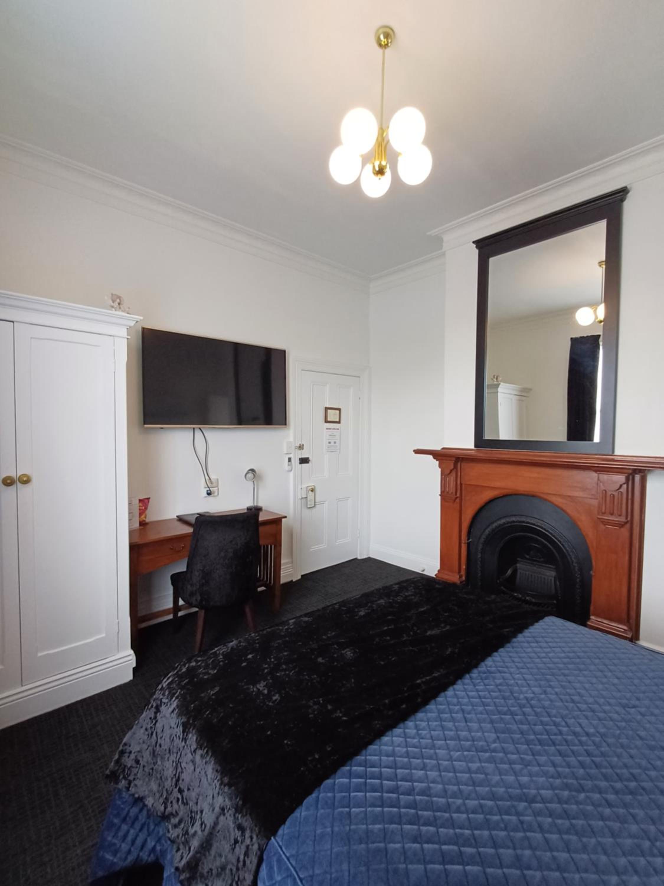 Standard Queen Room - Photo 8