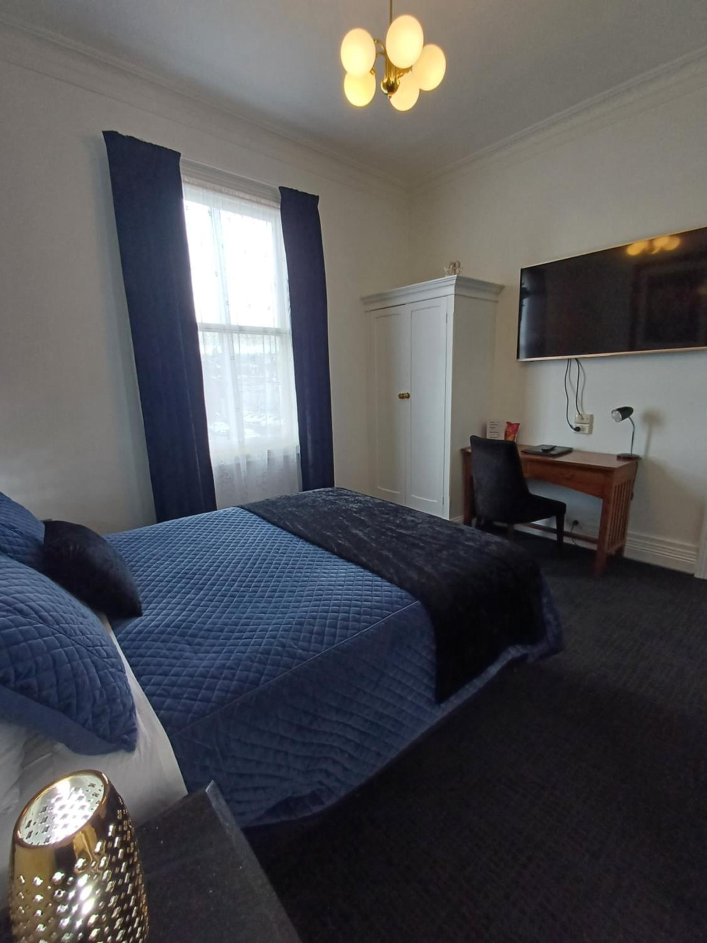 Standard Queen Room - Photo 10
