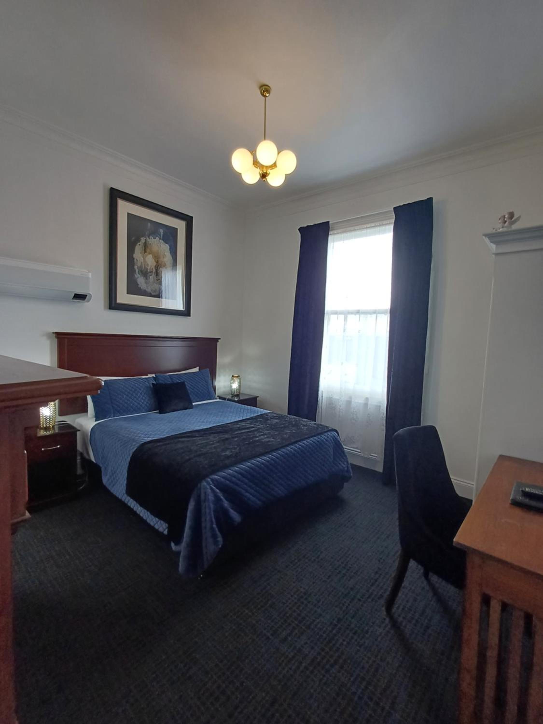 Standard Queen Room - Photo 9
