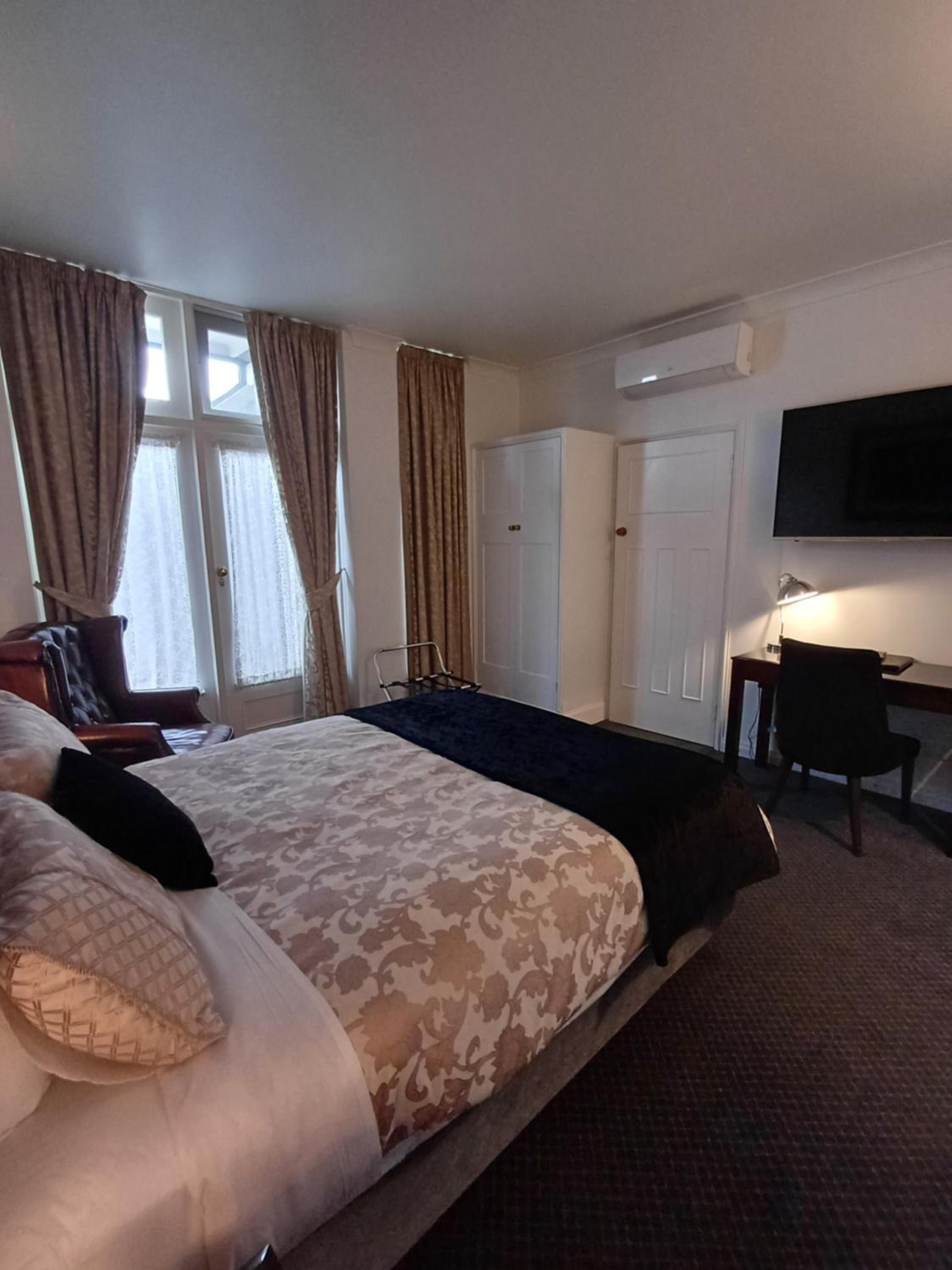 Deluxe Queen Room - Photo 4