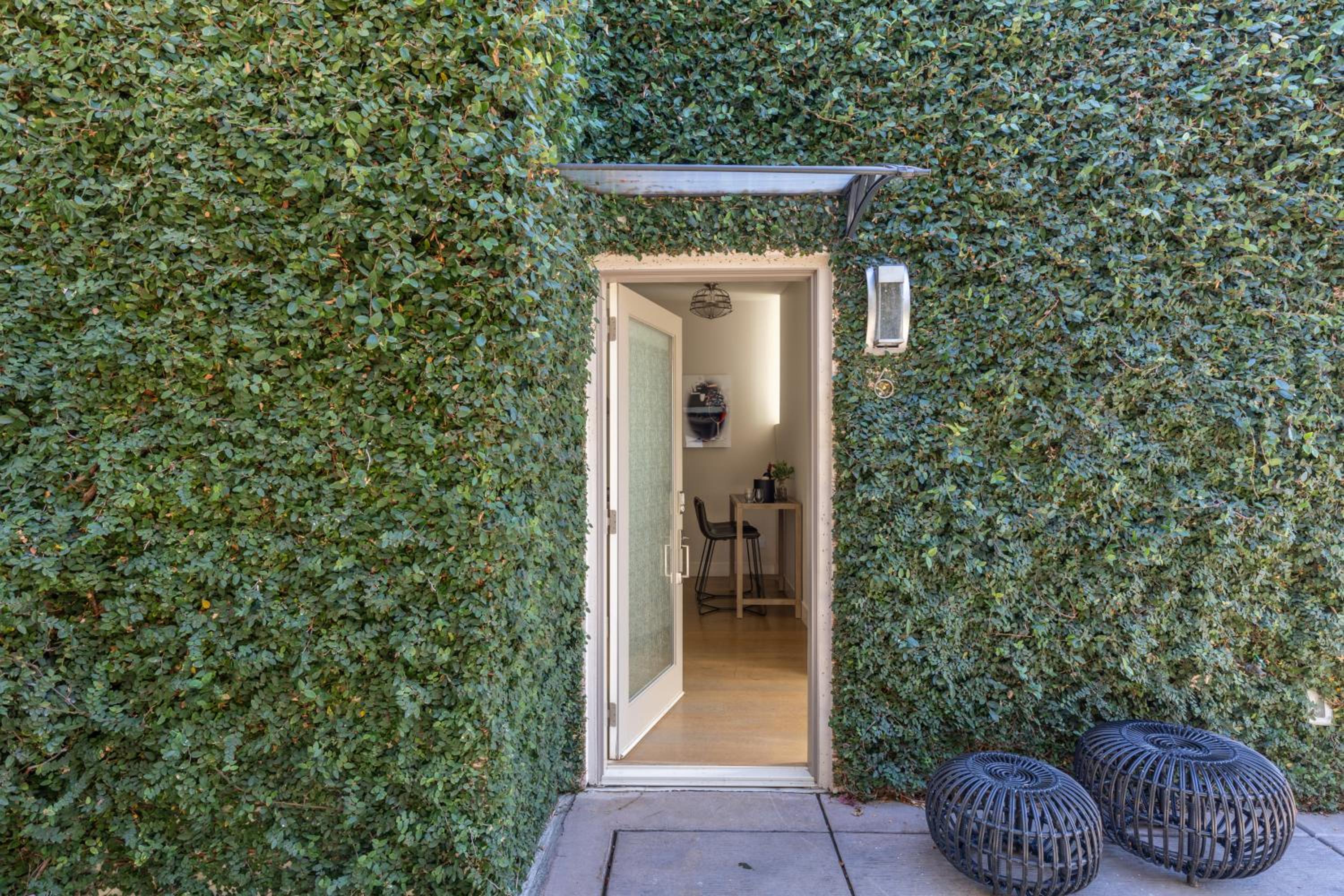 Deluxe Courtyard Queen Room with Kitchen - Photo 2