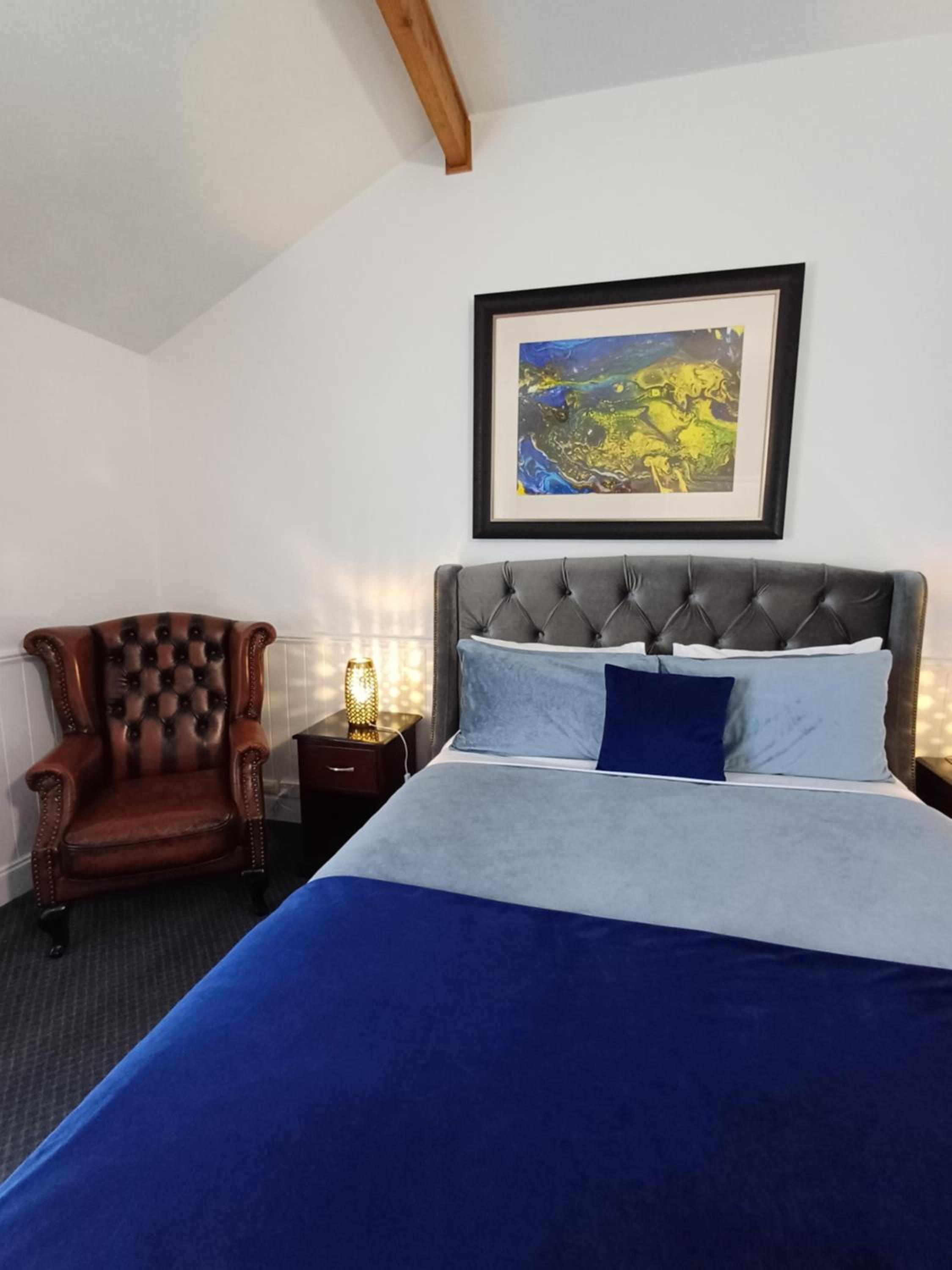 Queen Room with Balcony - Photo 12