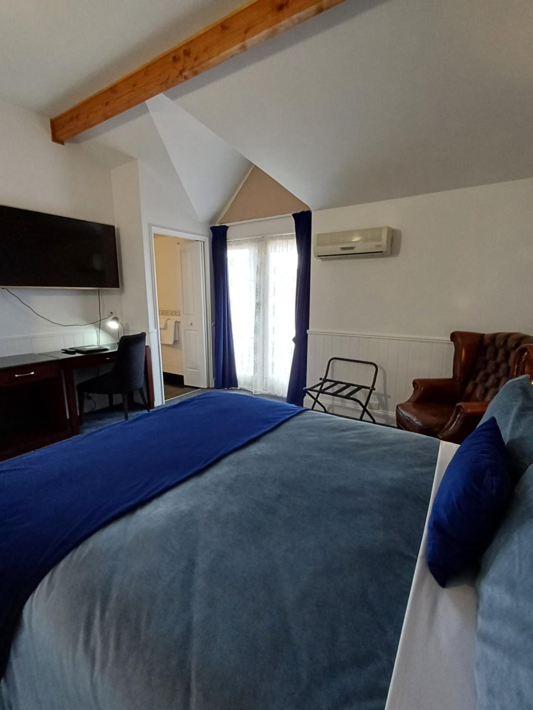 Queen Room with Balcony - Photo 13