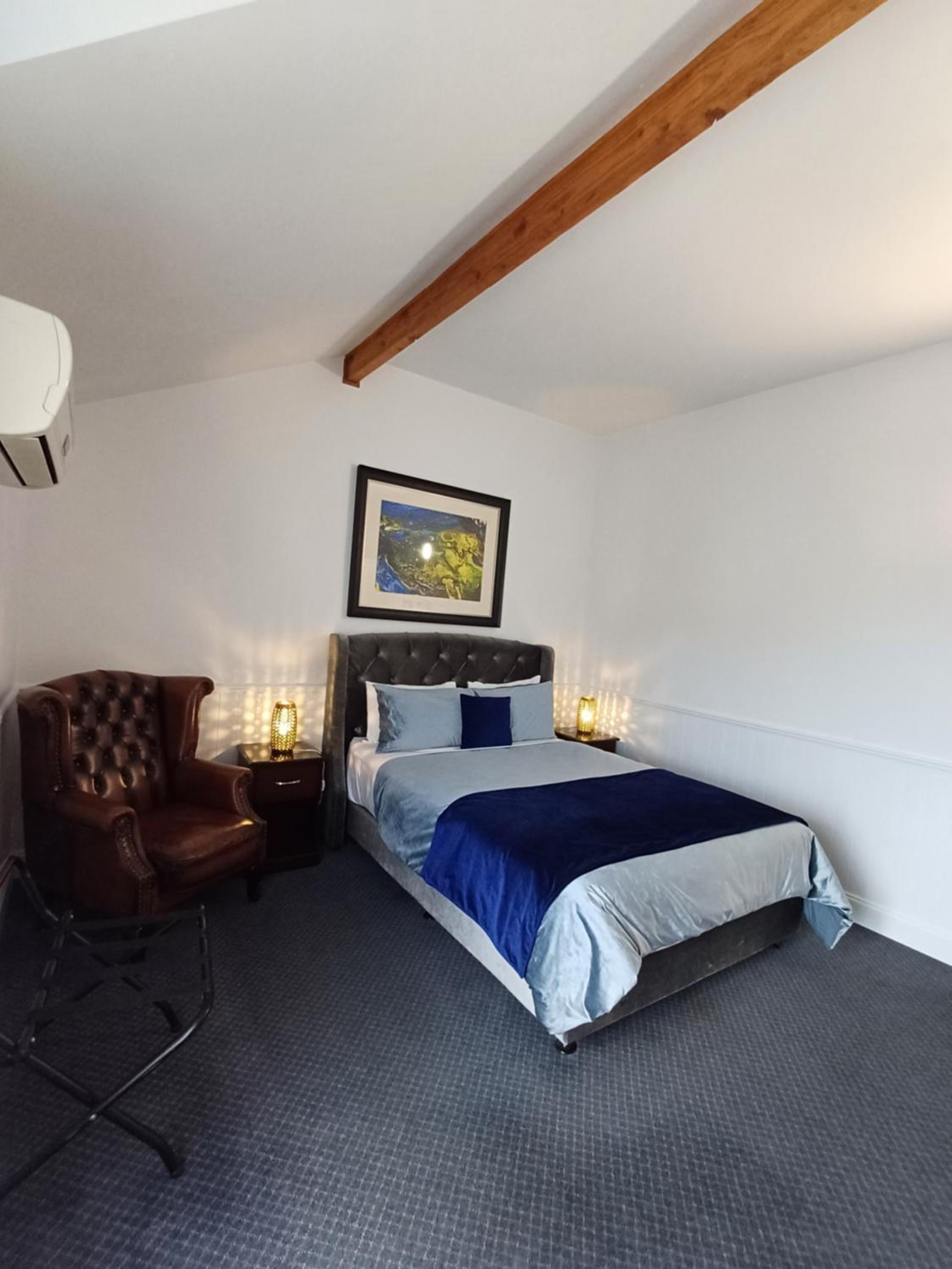 Queen Room with Balcony - Photo 14