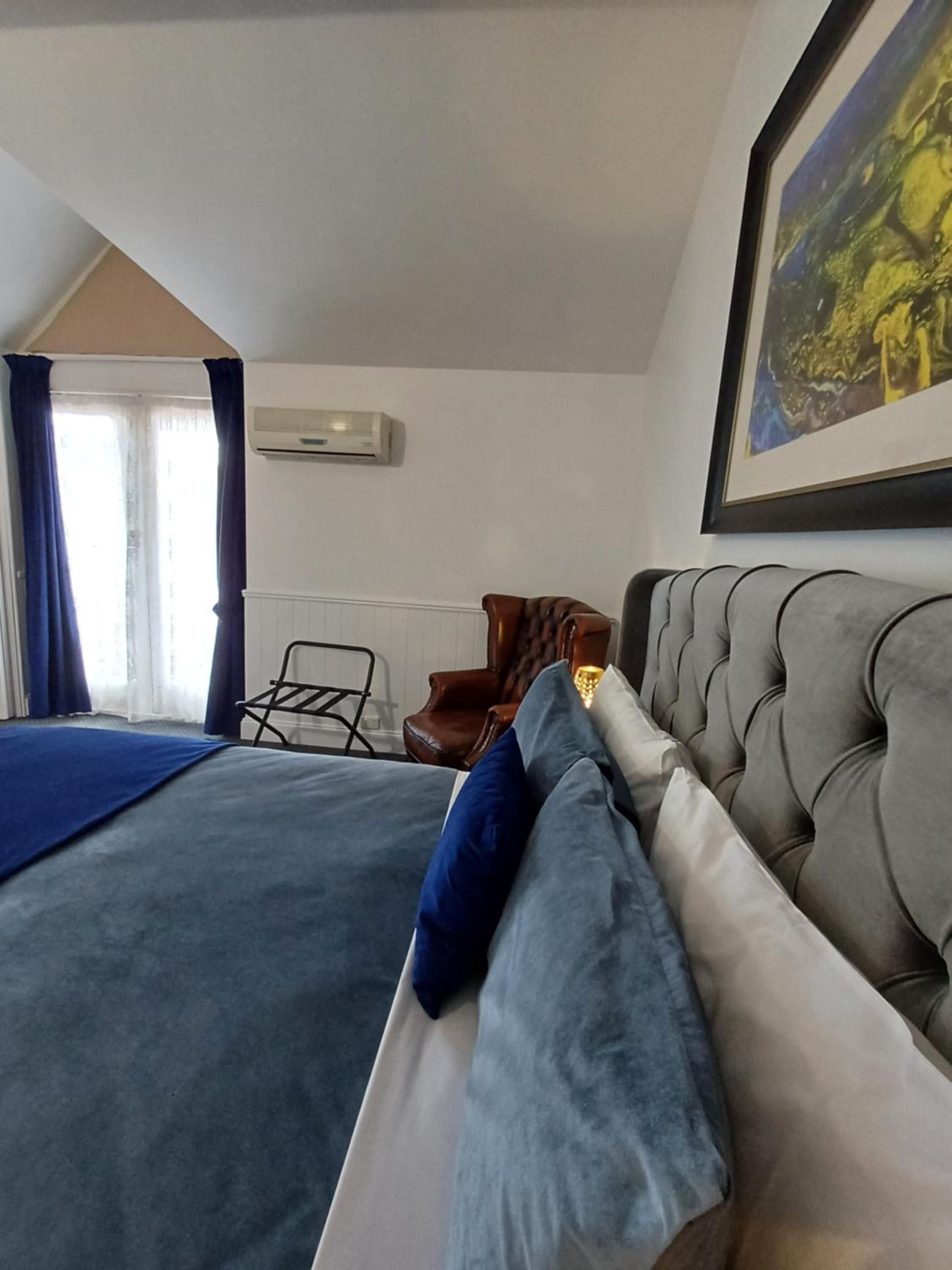 Queen Room with Balcony - Photo 11