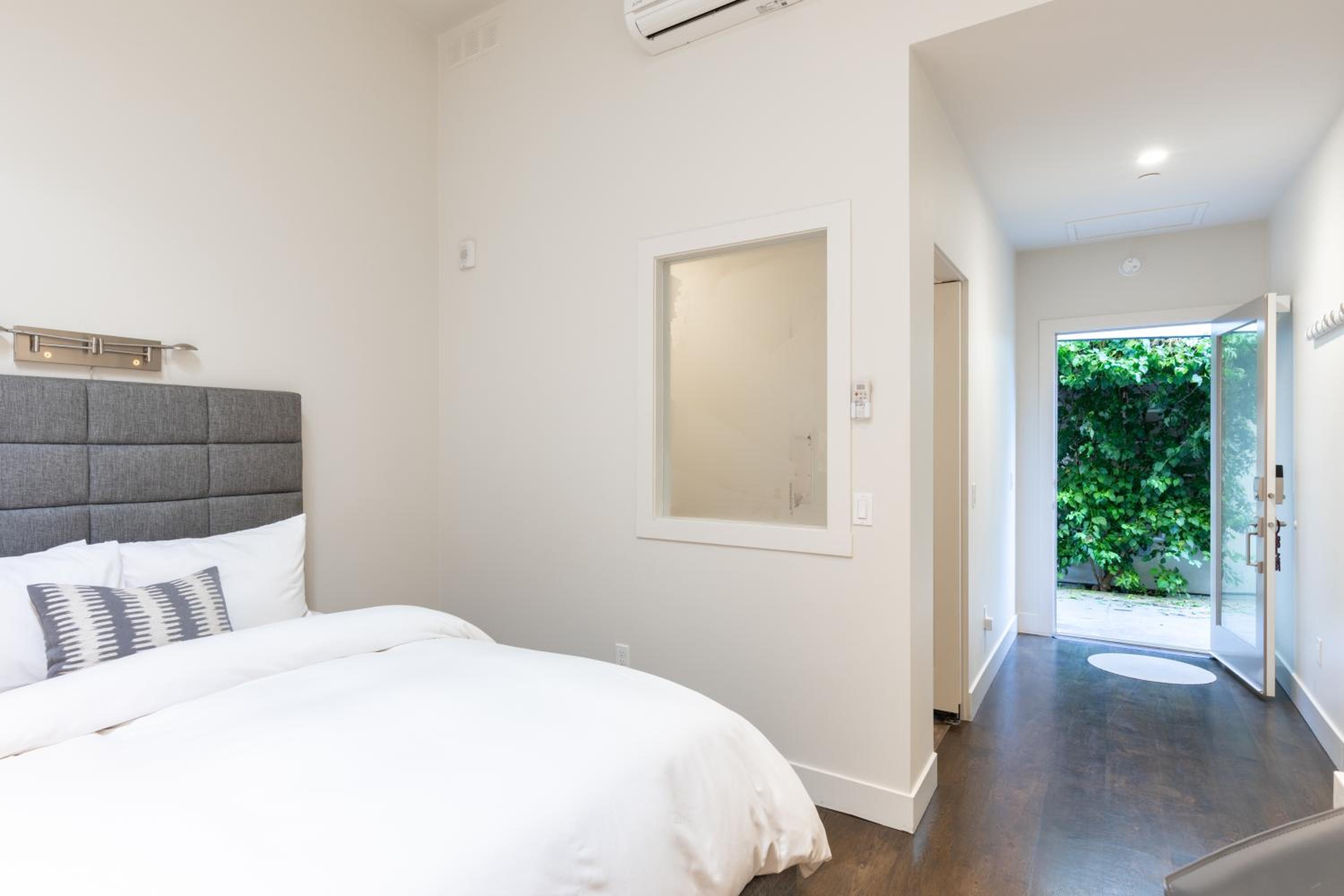Courtyard Queen Room with Skylight (no window) - Photo 5