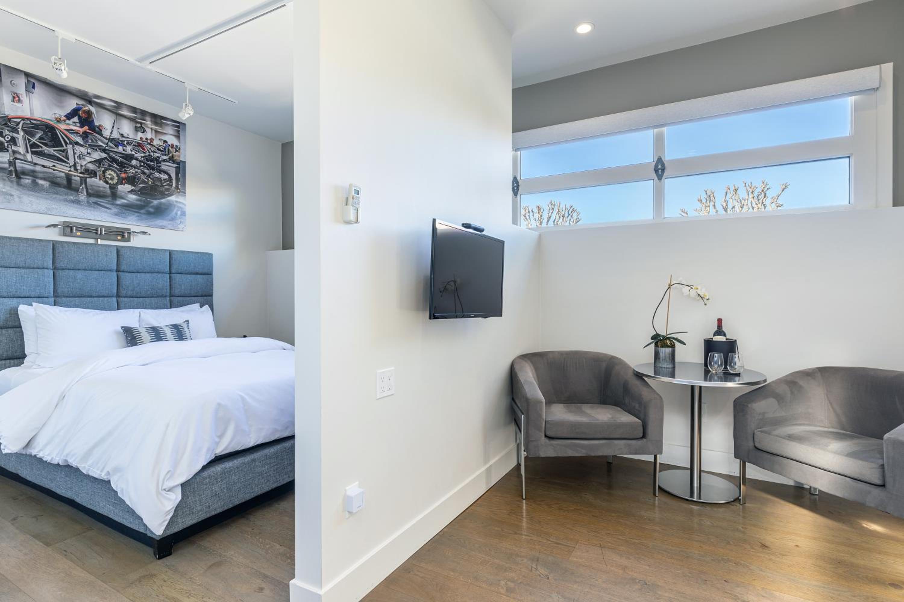 Deluxe Courtyard Queen Room with Window - Photo 7