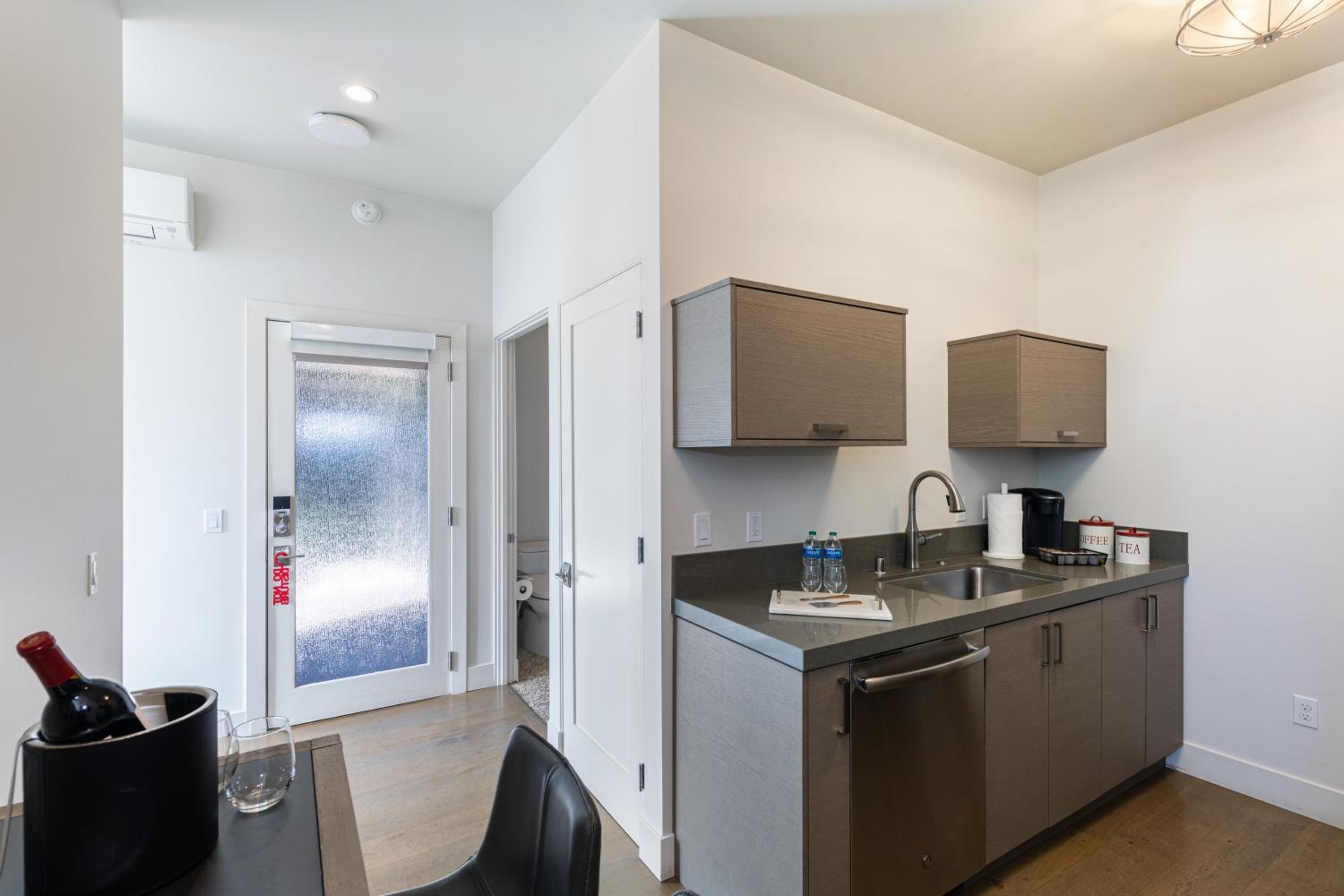 Deluxe Courtyard Queen Room with Kitchen - Photo 4