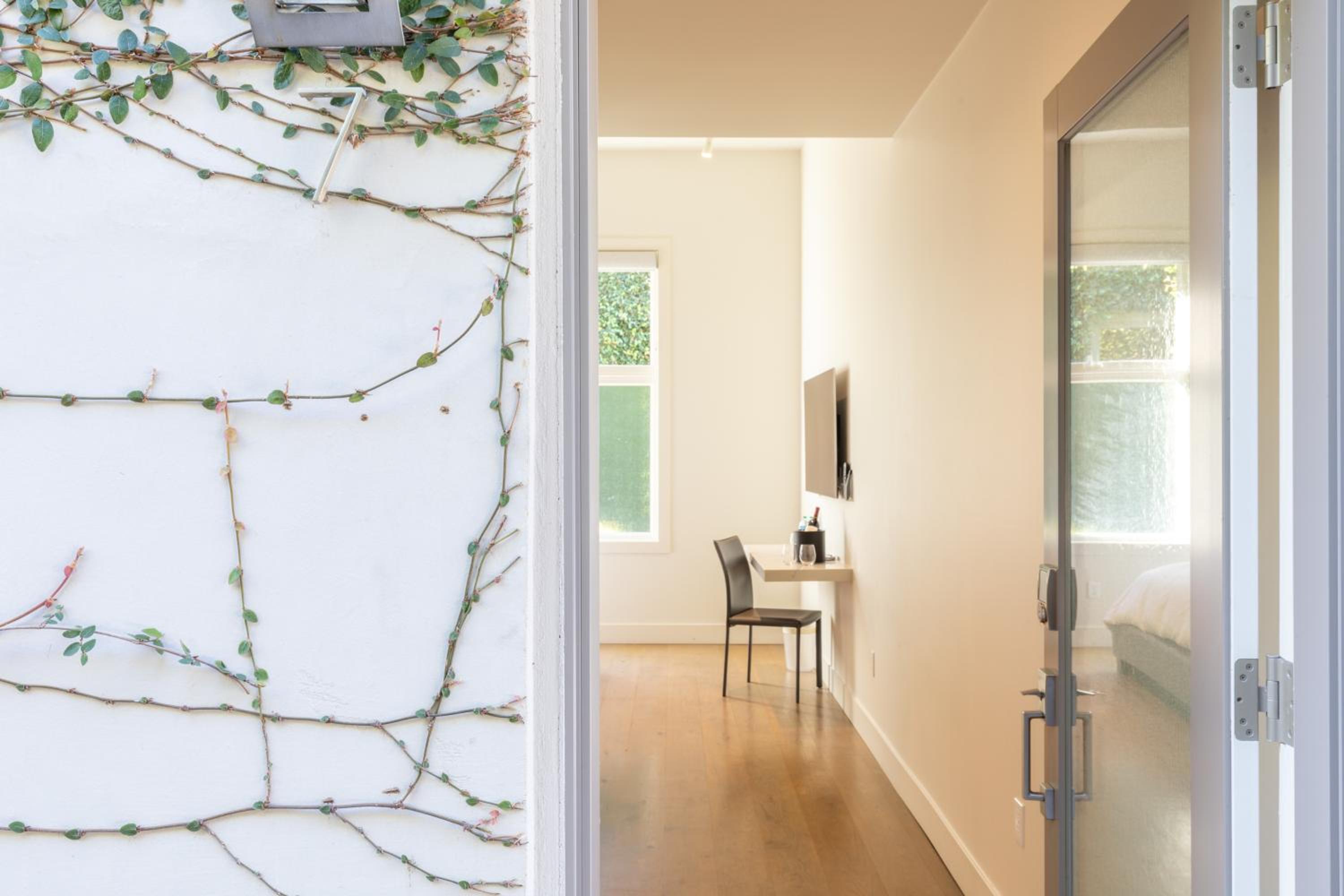 Courtyard Queen Room with Window - Photo 1