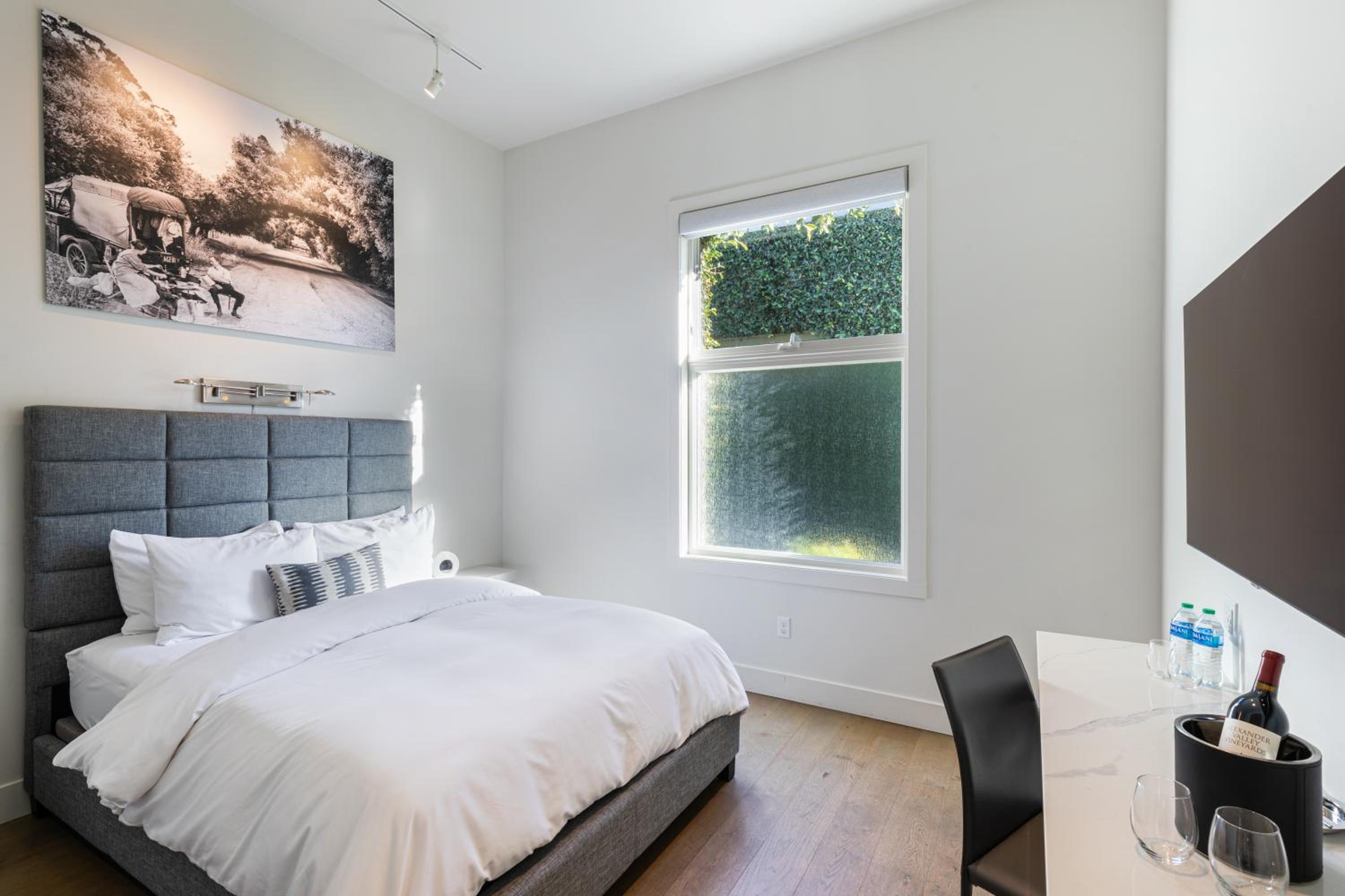 Courtyard Queen Room with Window - Photo 6