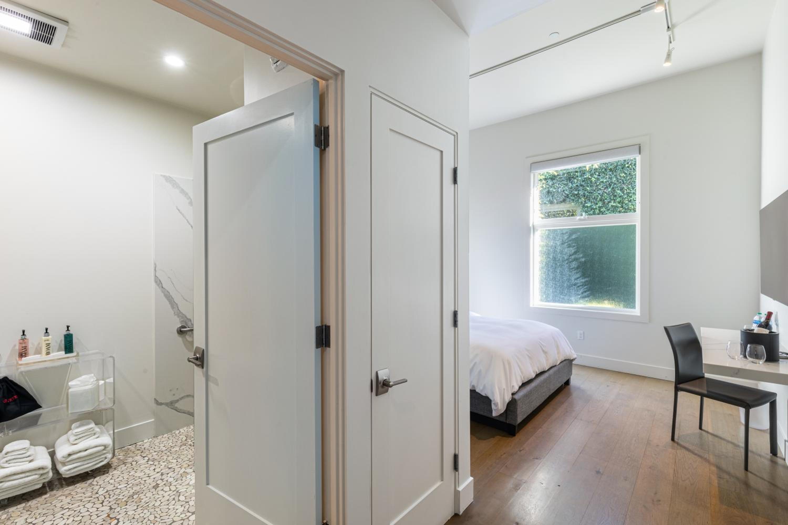 Courtyard Queen Room with Window - Photo 4