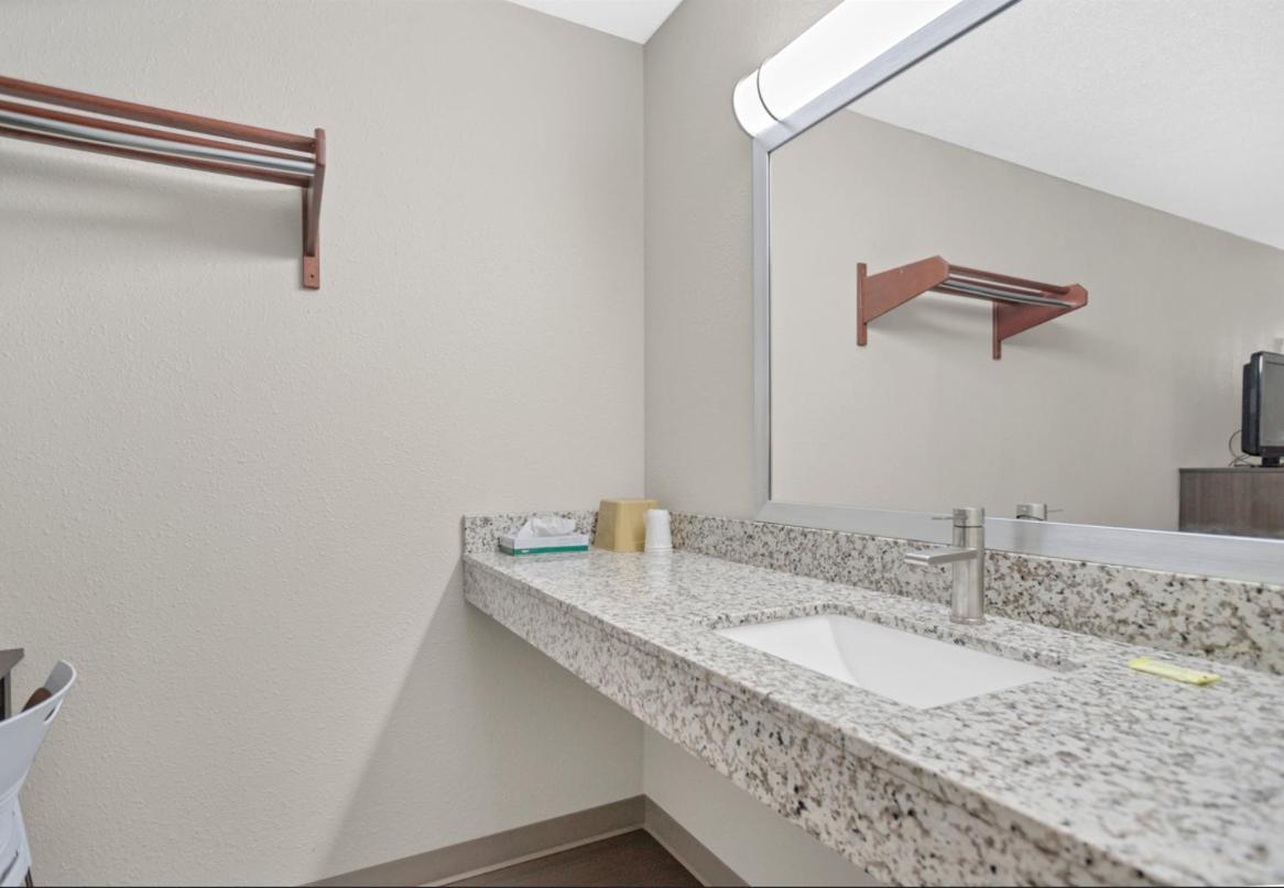 Standard Double Room - Photo 11