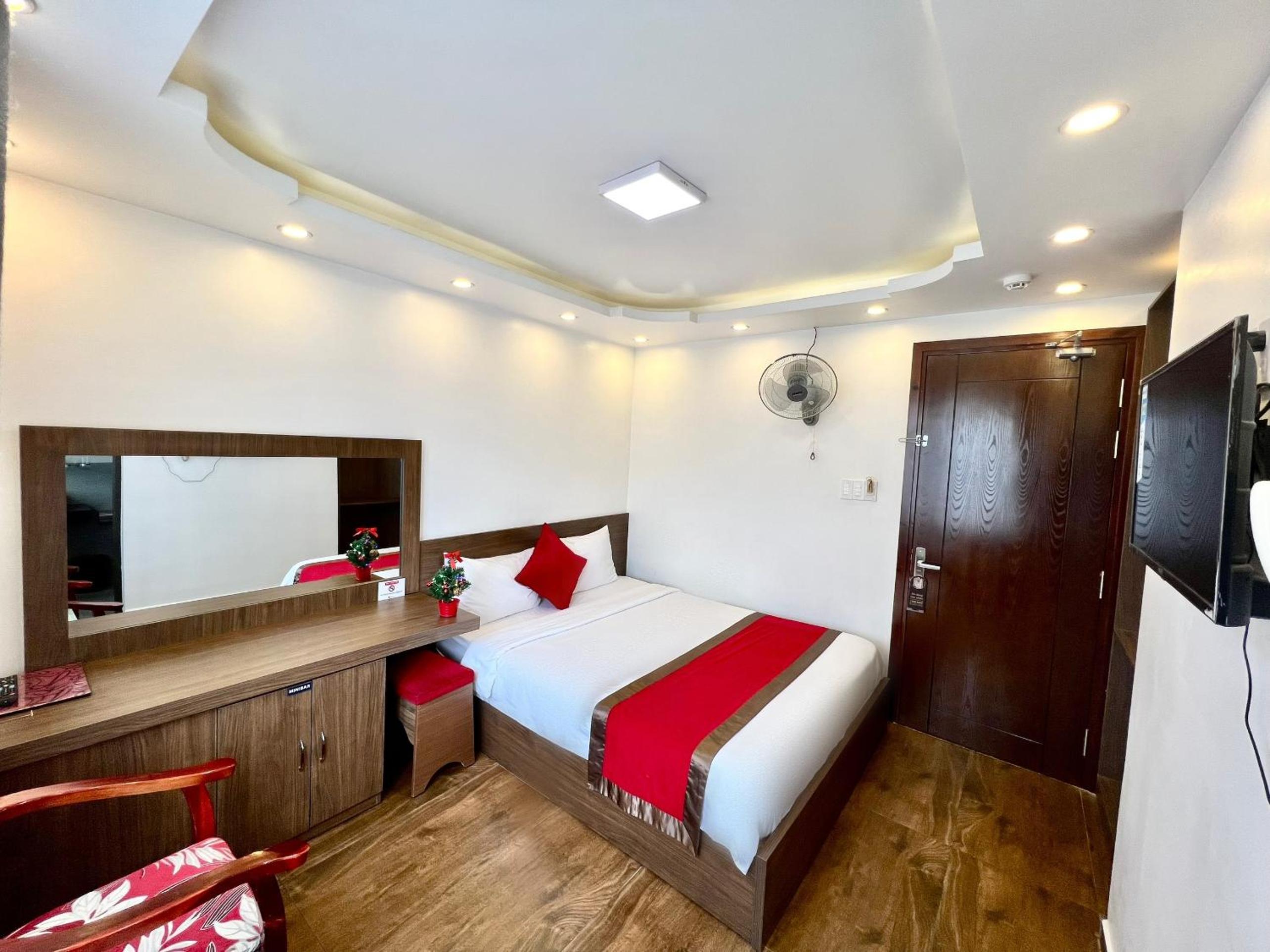 Queen Room photo 2