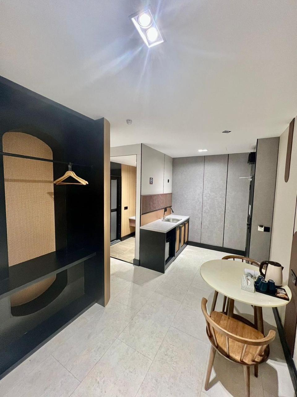 Executive Suite - Photo 3