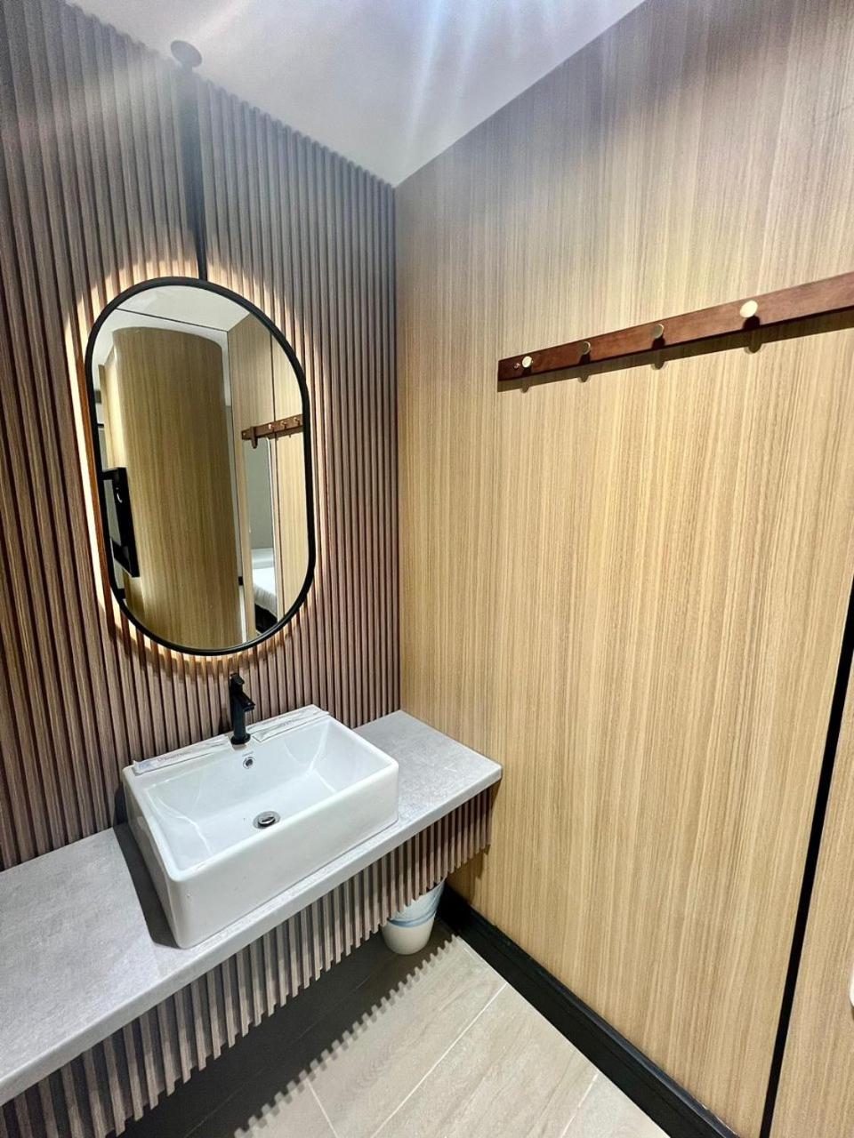 Executive Suite - Photo 5