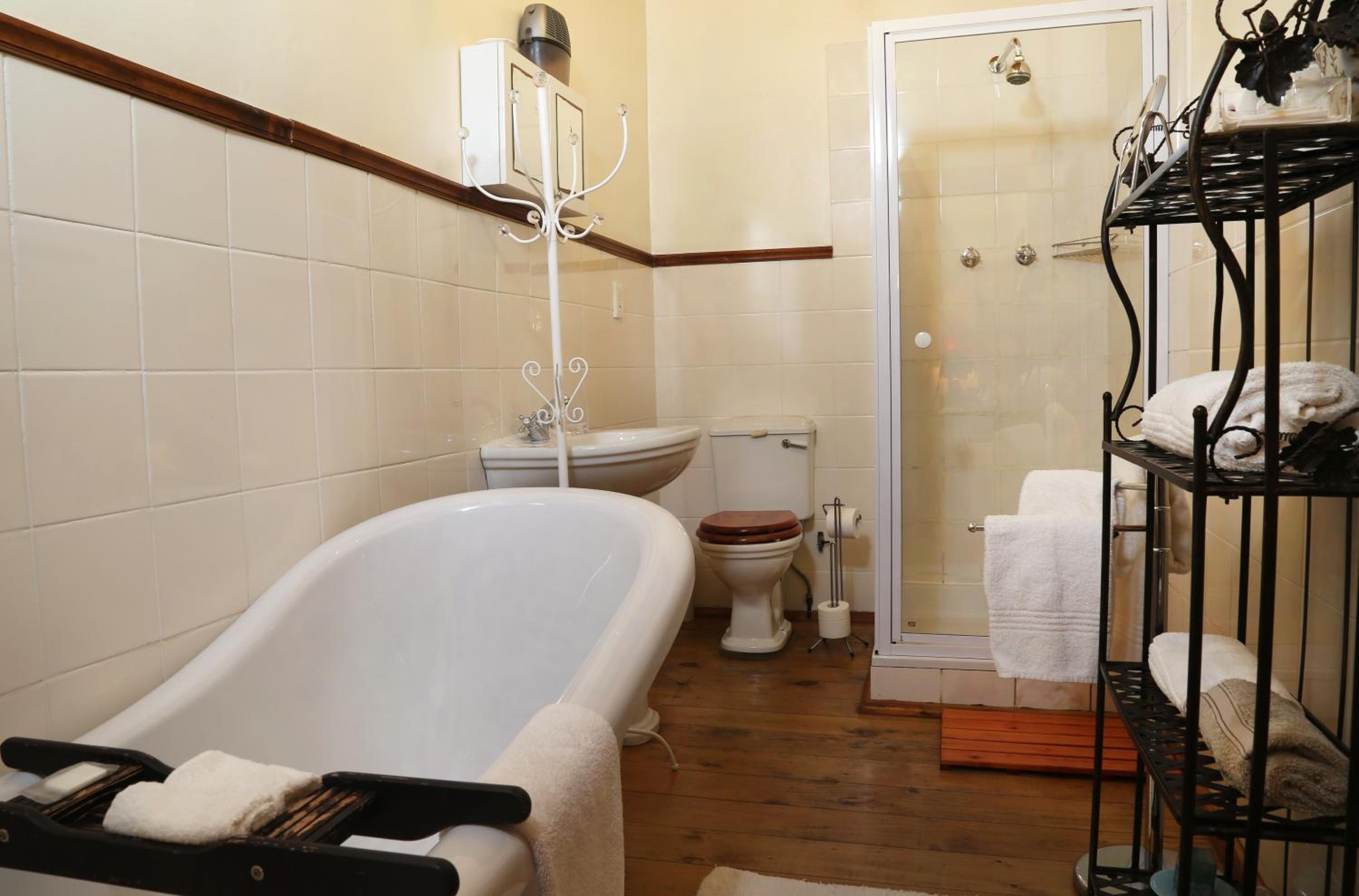  Double Room with bath and shower - Photo 4