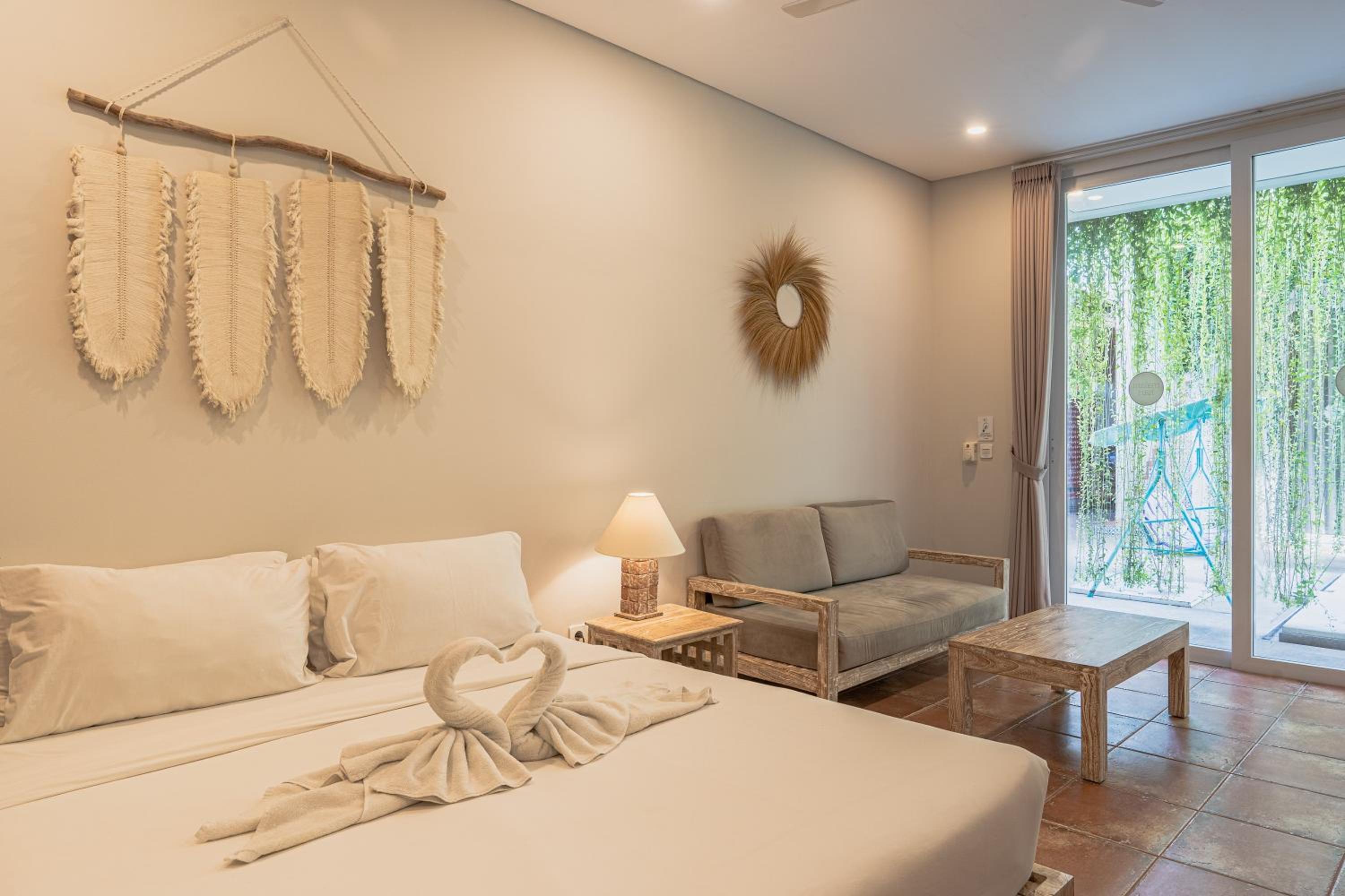 Suite - Photo 11