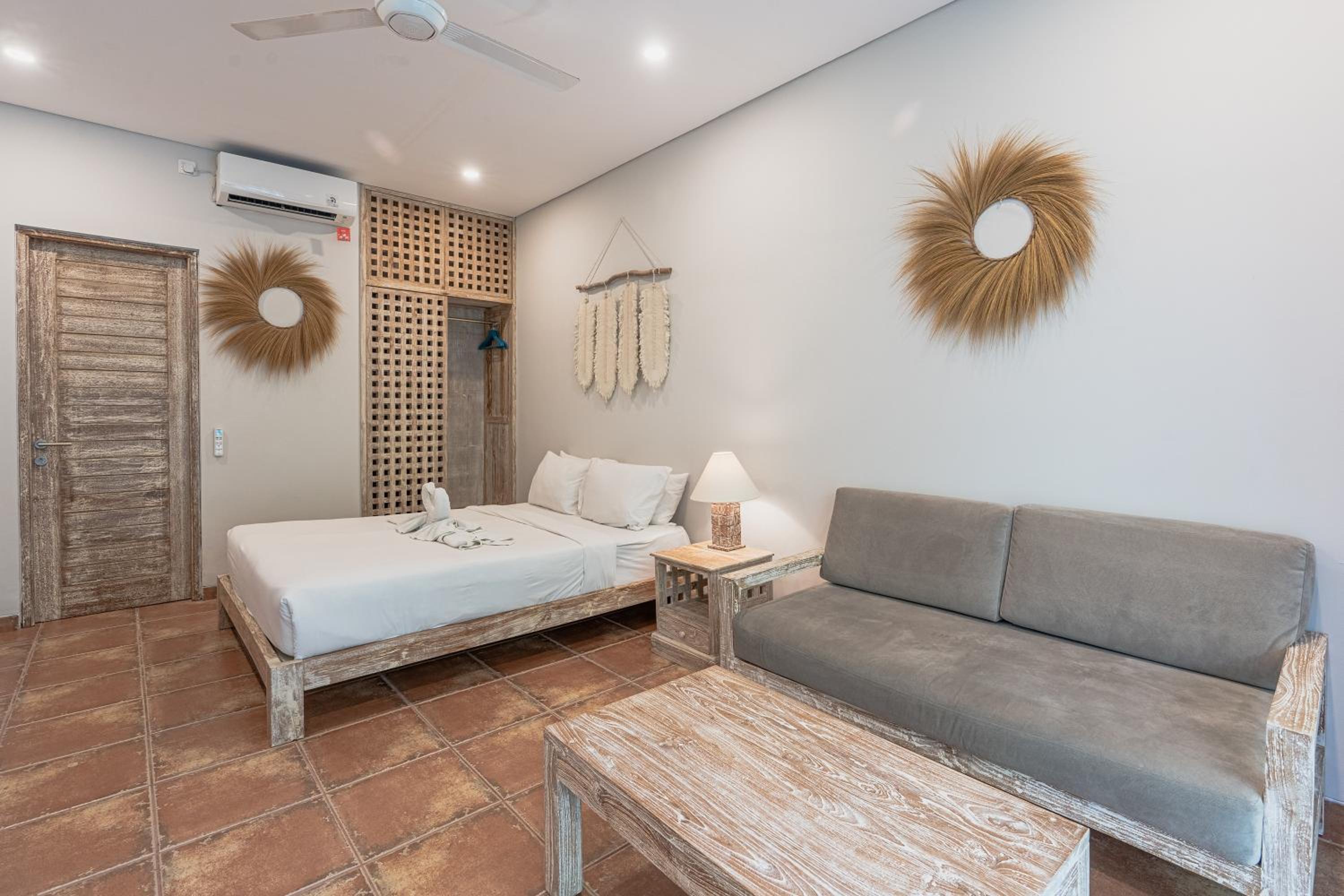 Suite - Photo 1