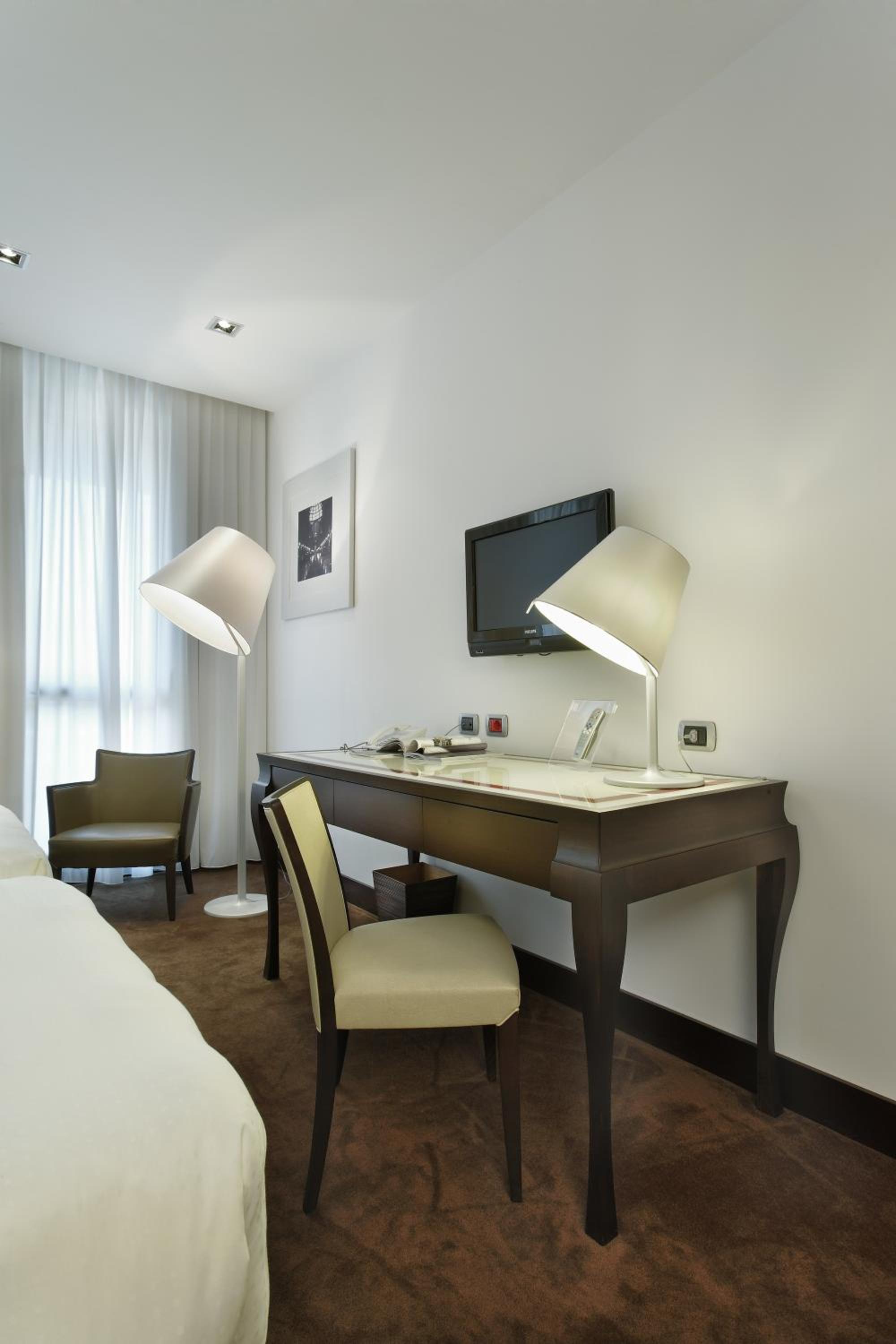 Superior Double Room thumbnail 5