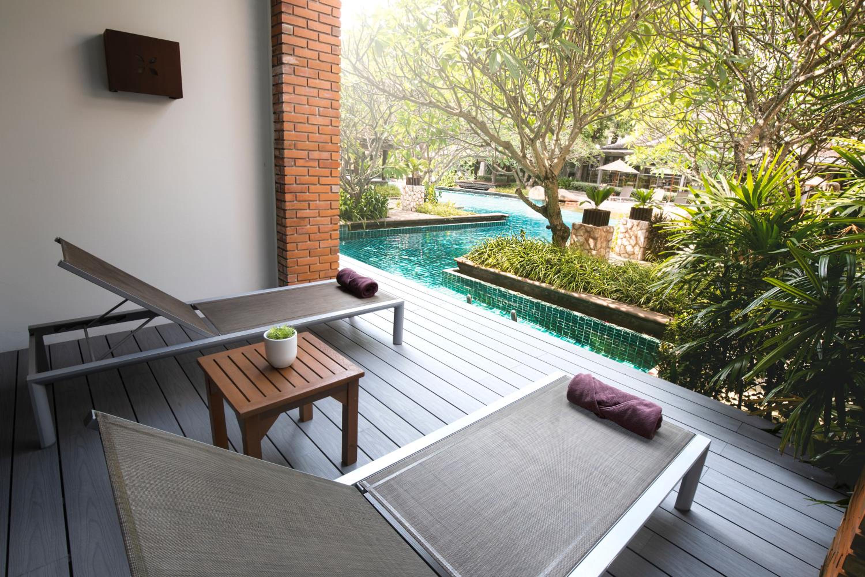 Deluxe Double or Twin Room with Pool Access photo 2