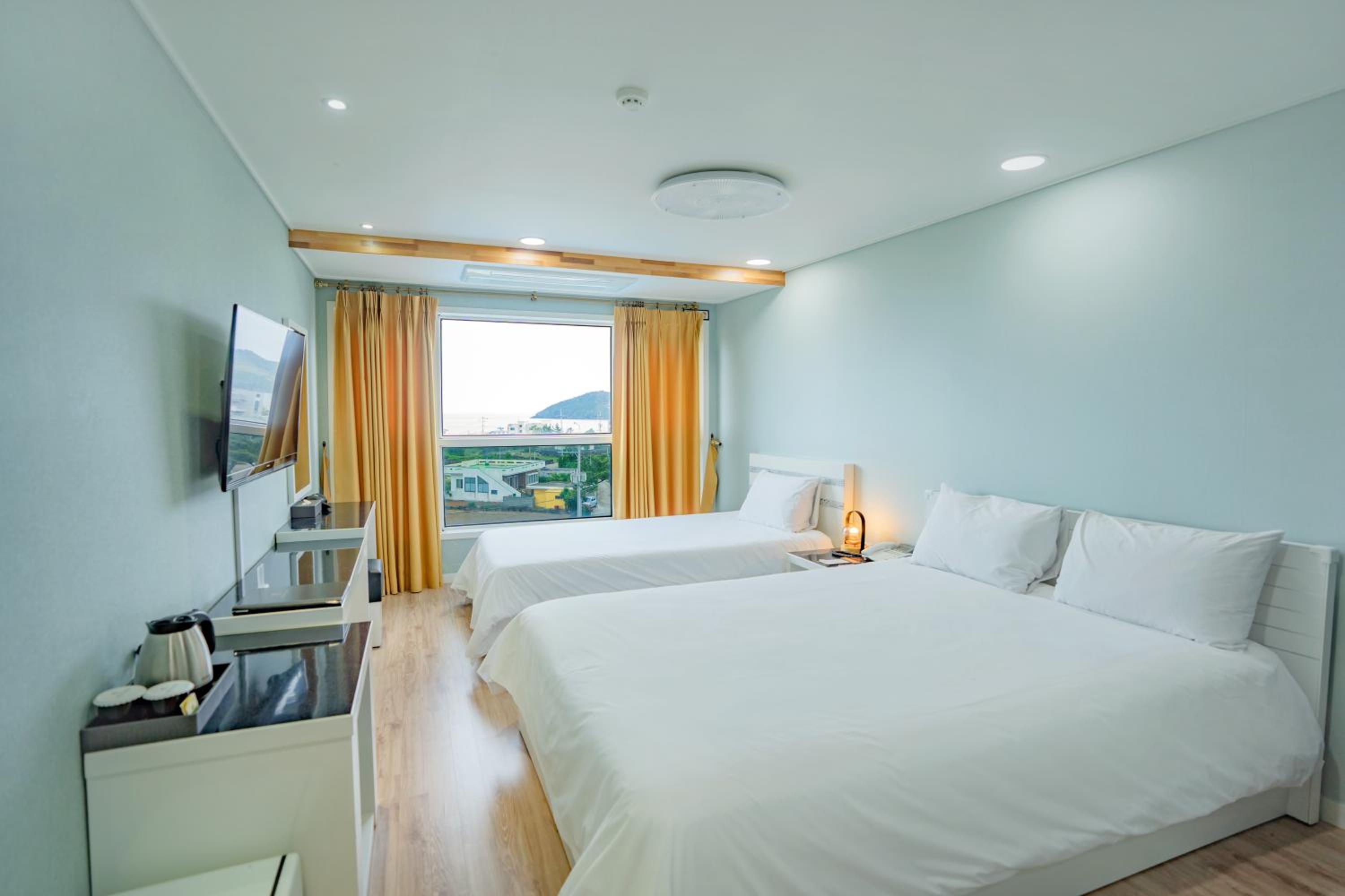 Standard Twin Room with Sea View - Photo 3