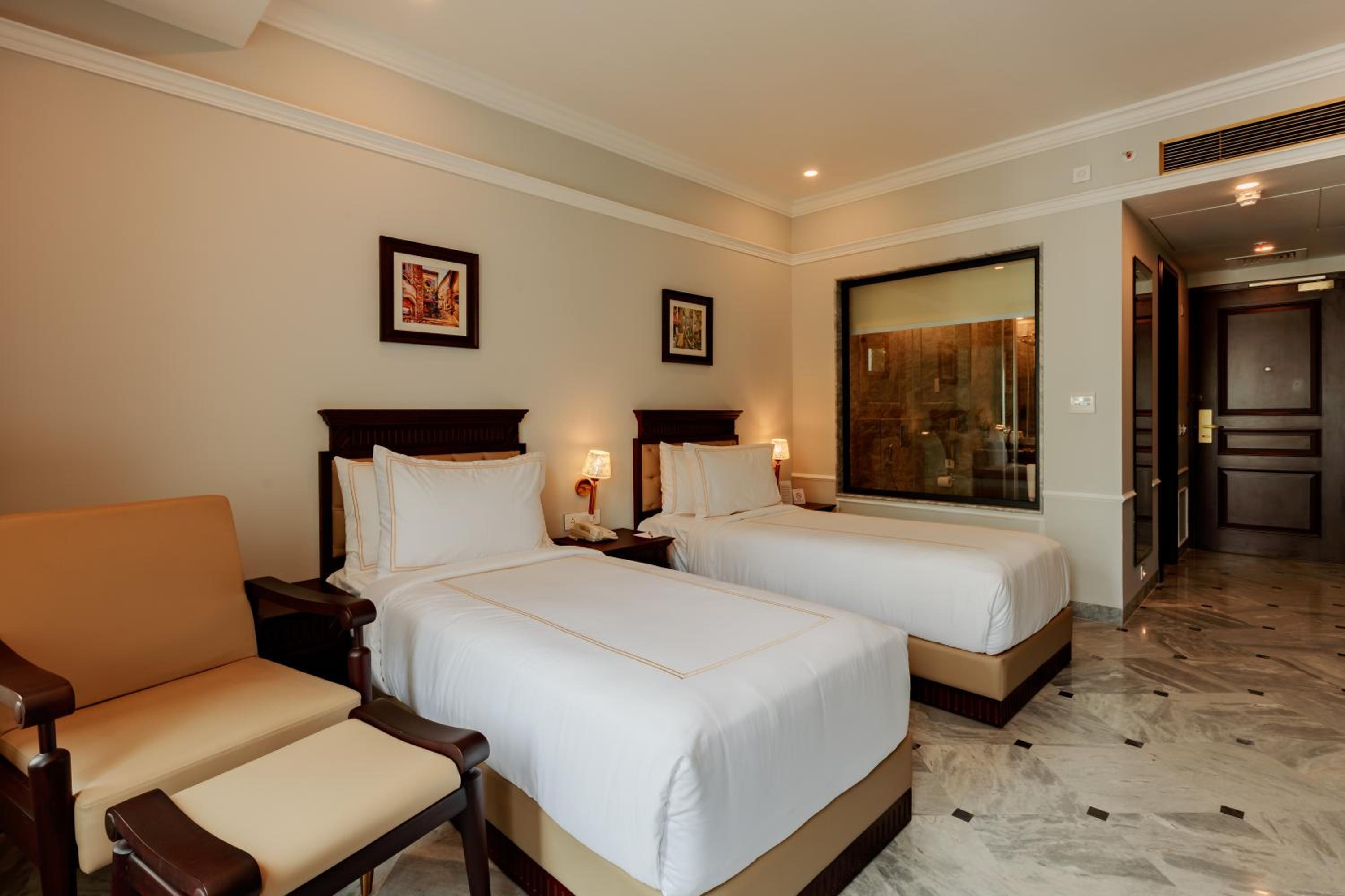 Deluxe Twin Room with Pool View - Photo 6