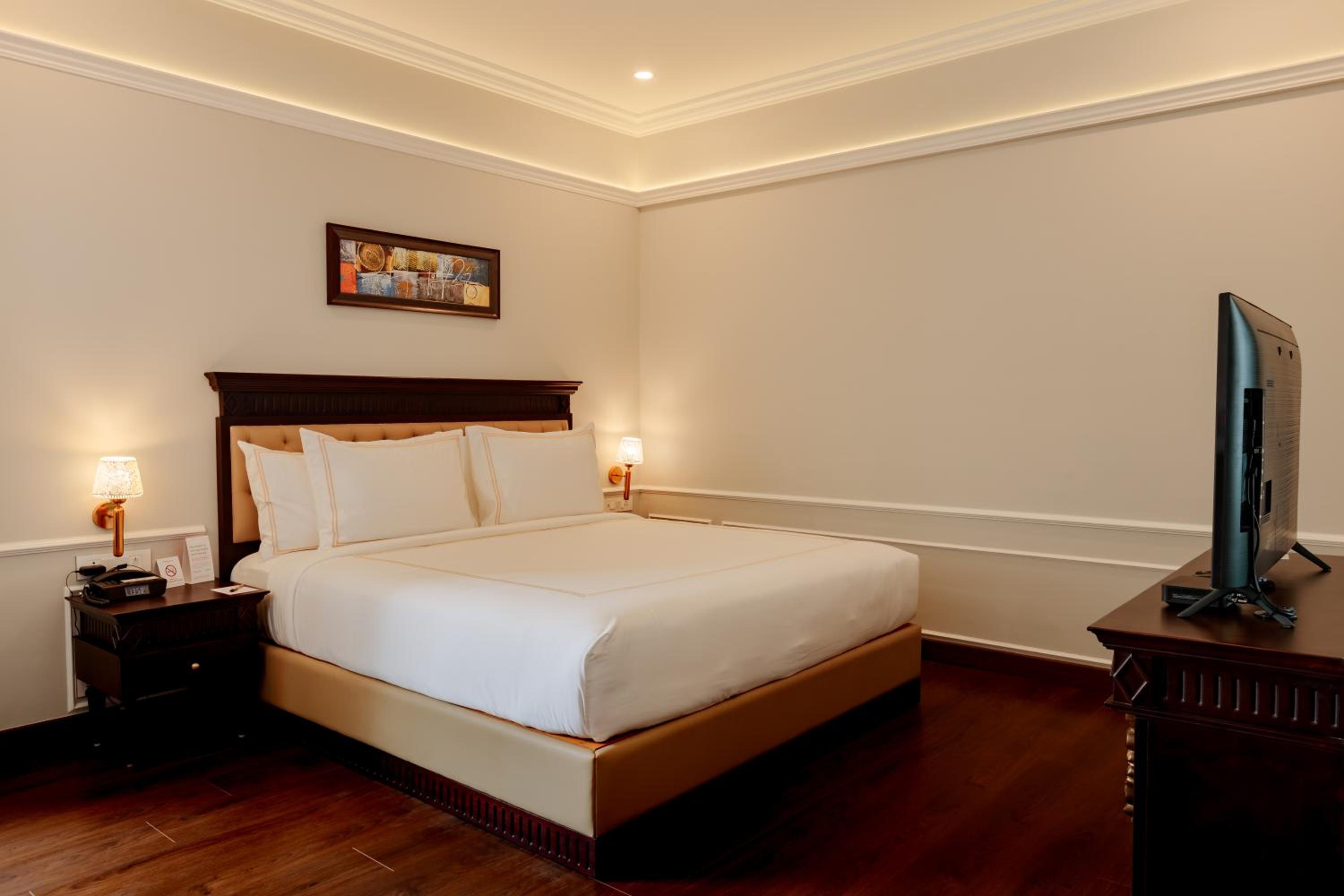 Executive Suite with Pool View - Photo 3
