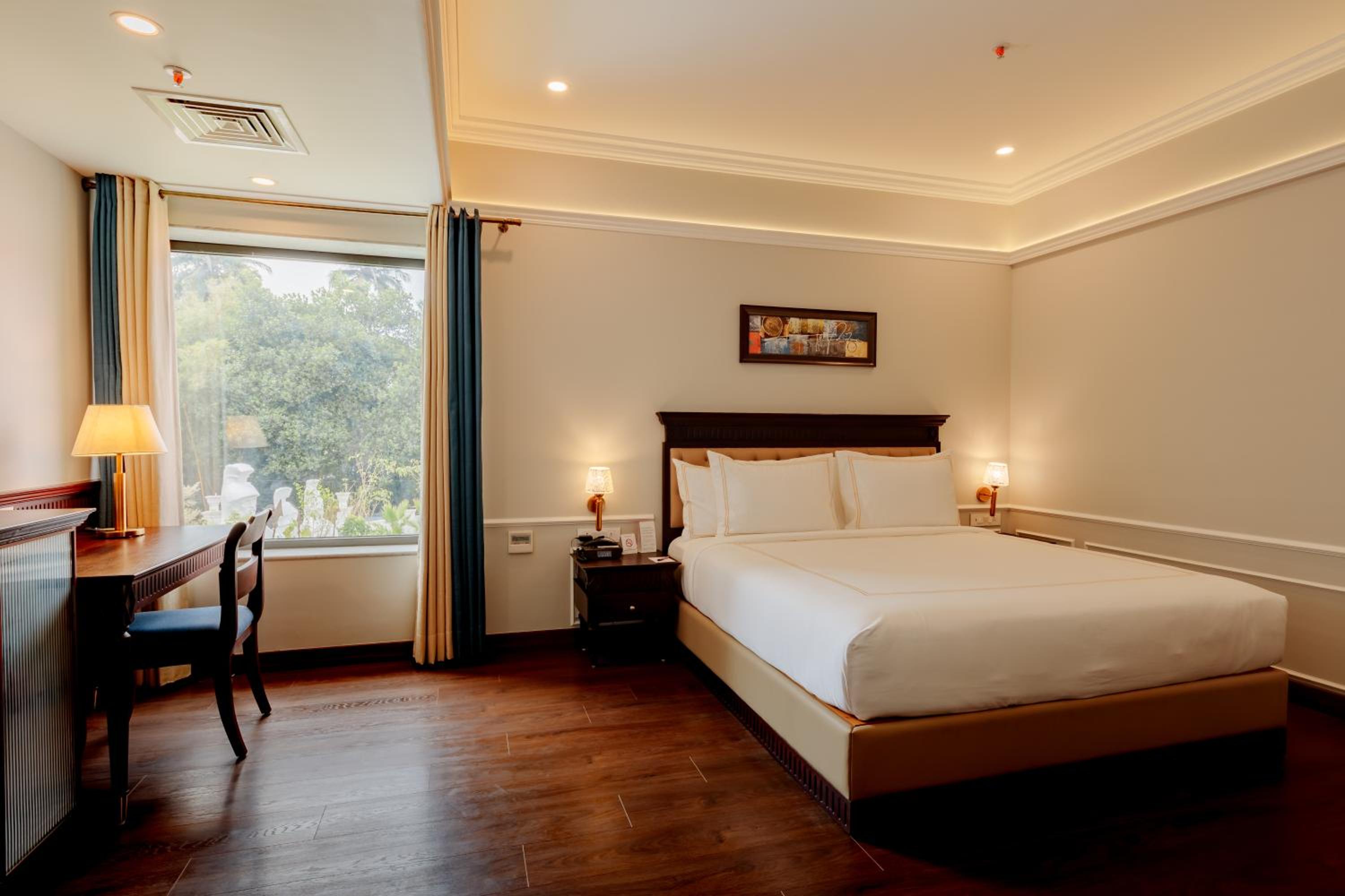 Executive Suite with Pool View - Photo 2
