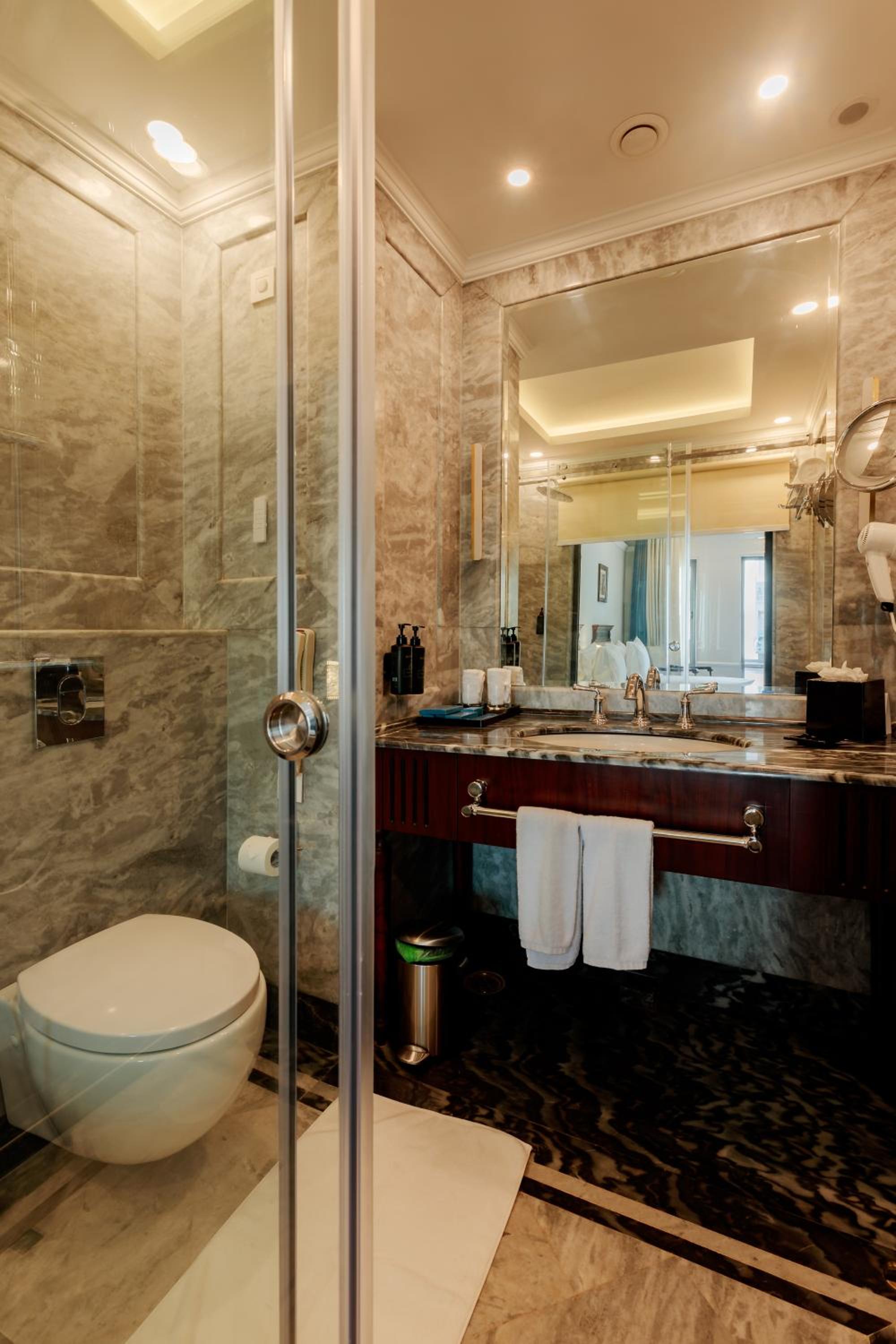 Deluxe Room with Pool View - Photo 4
