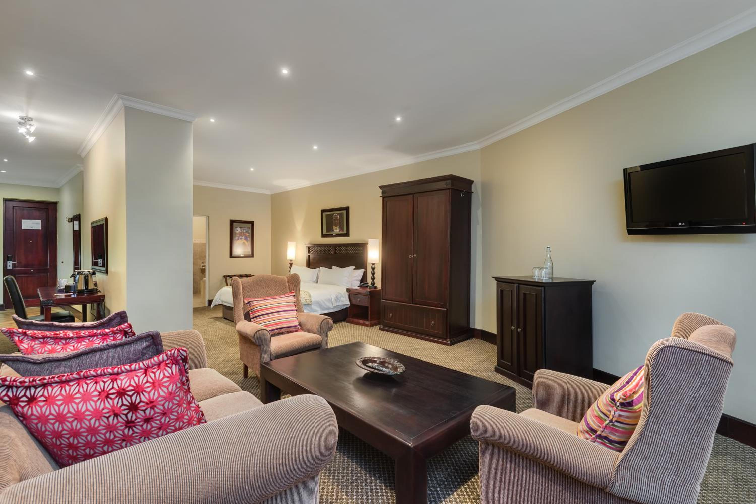Executive Suite - Photo 6