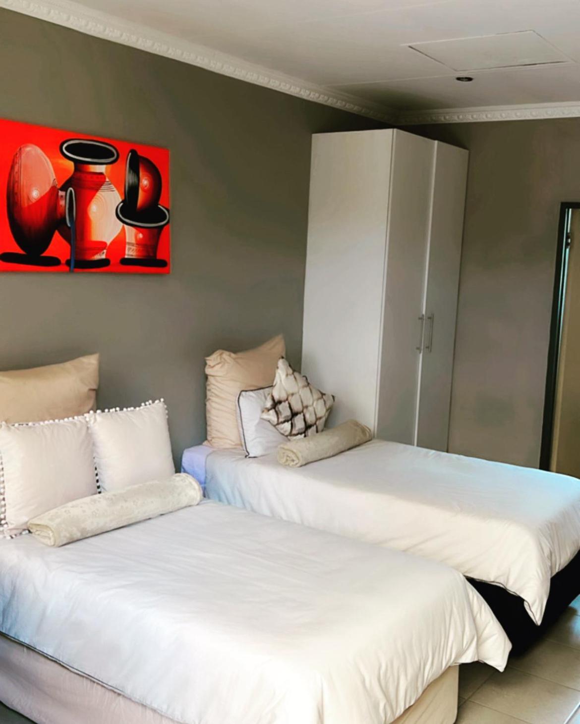 Deluxe Double Room (2 Adults + 1 Child) photo 1