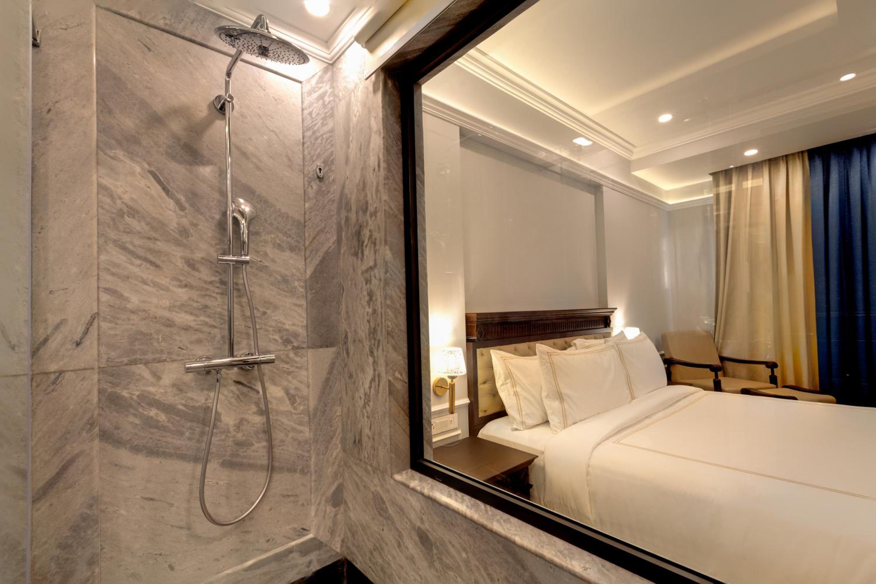 Deluxe Room with Pool View - Photo 10