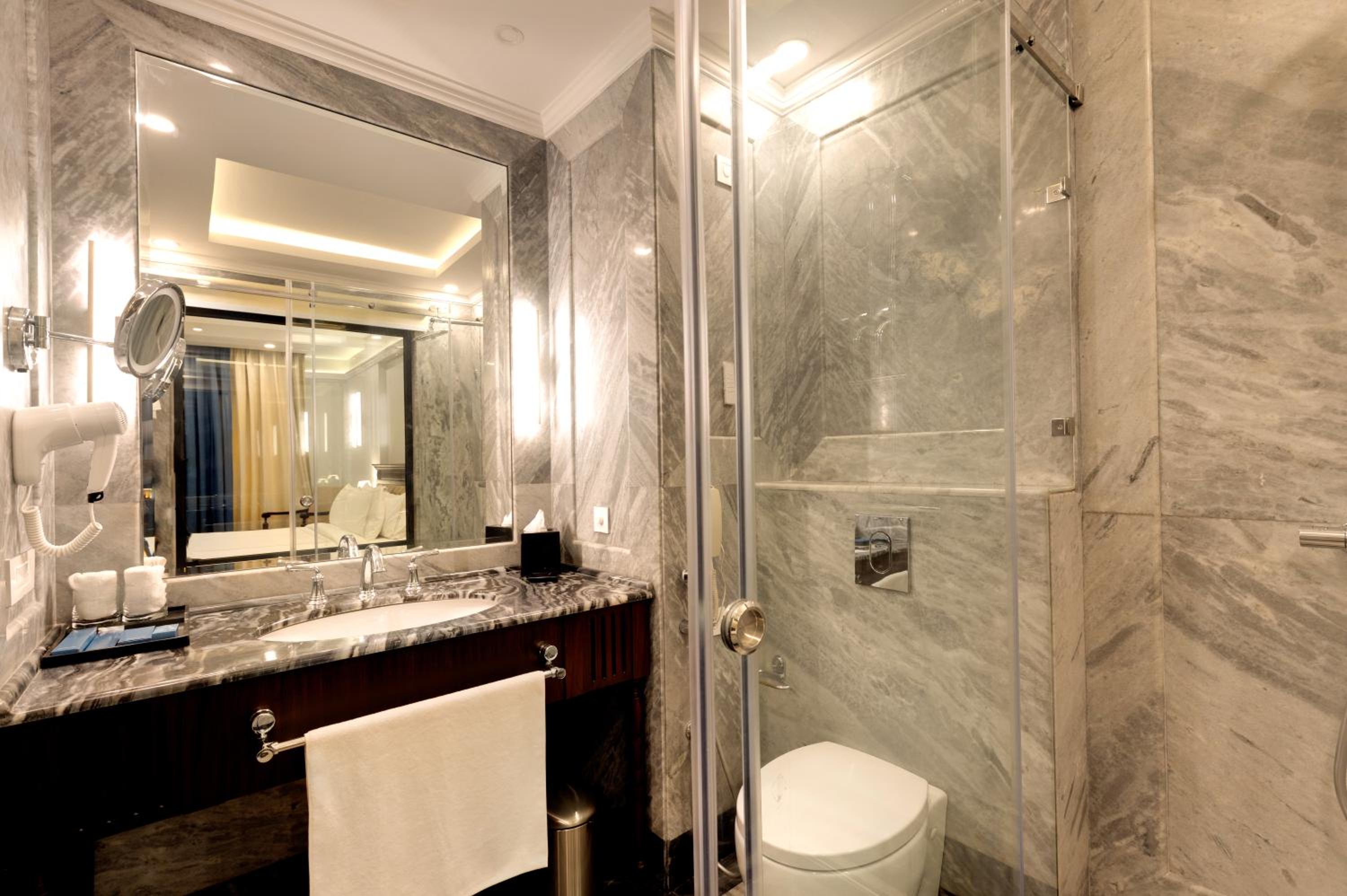 Deluxe Room with Pool View - Photo 9