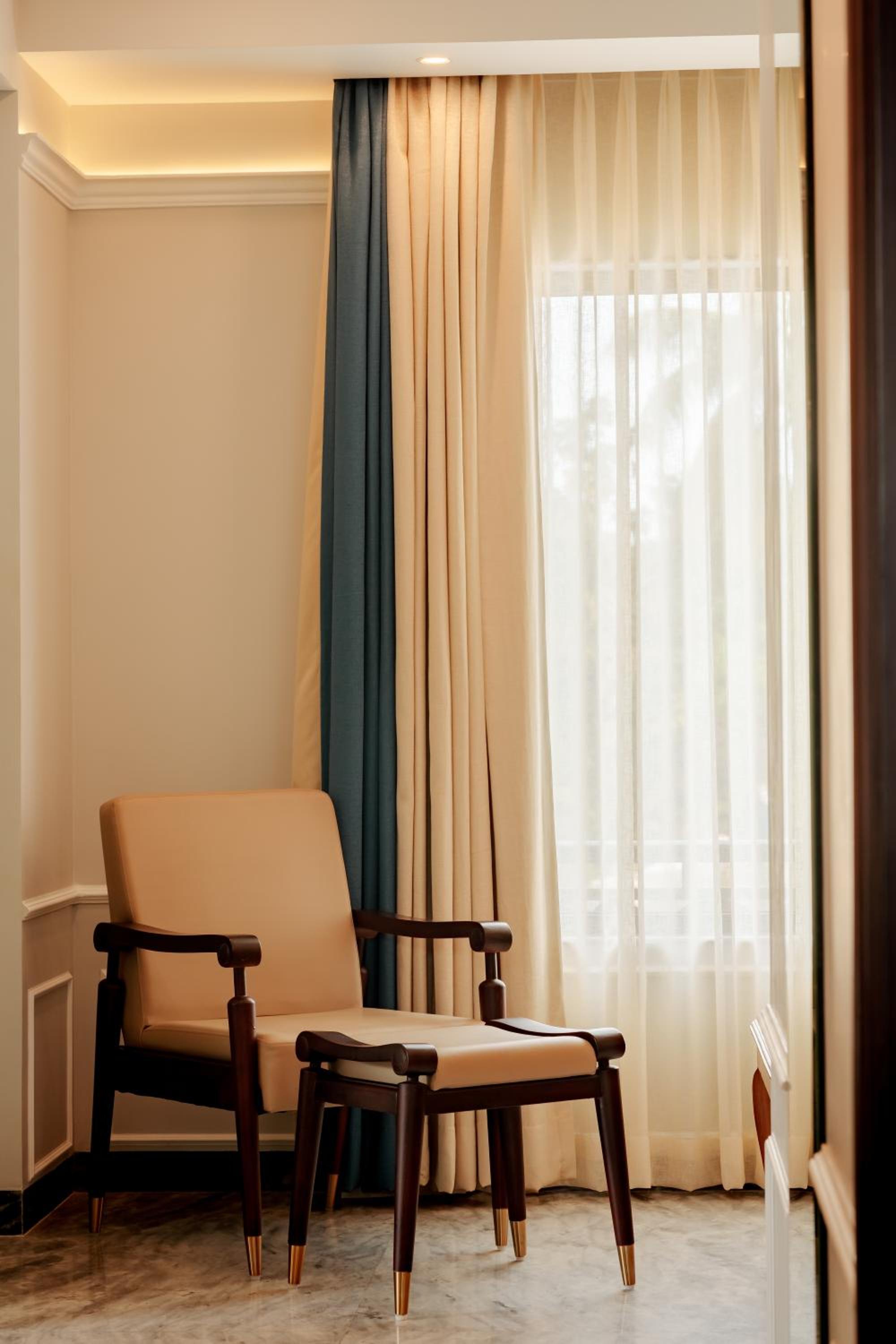 Deluxe Room with Pool View - Photo 8
