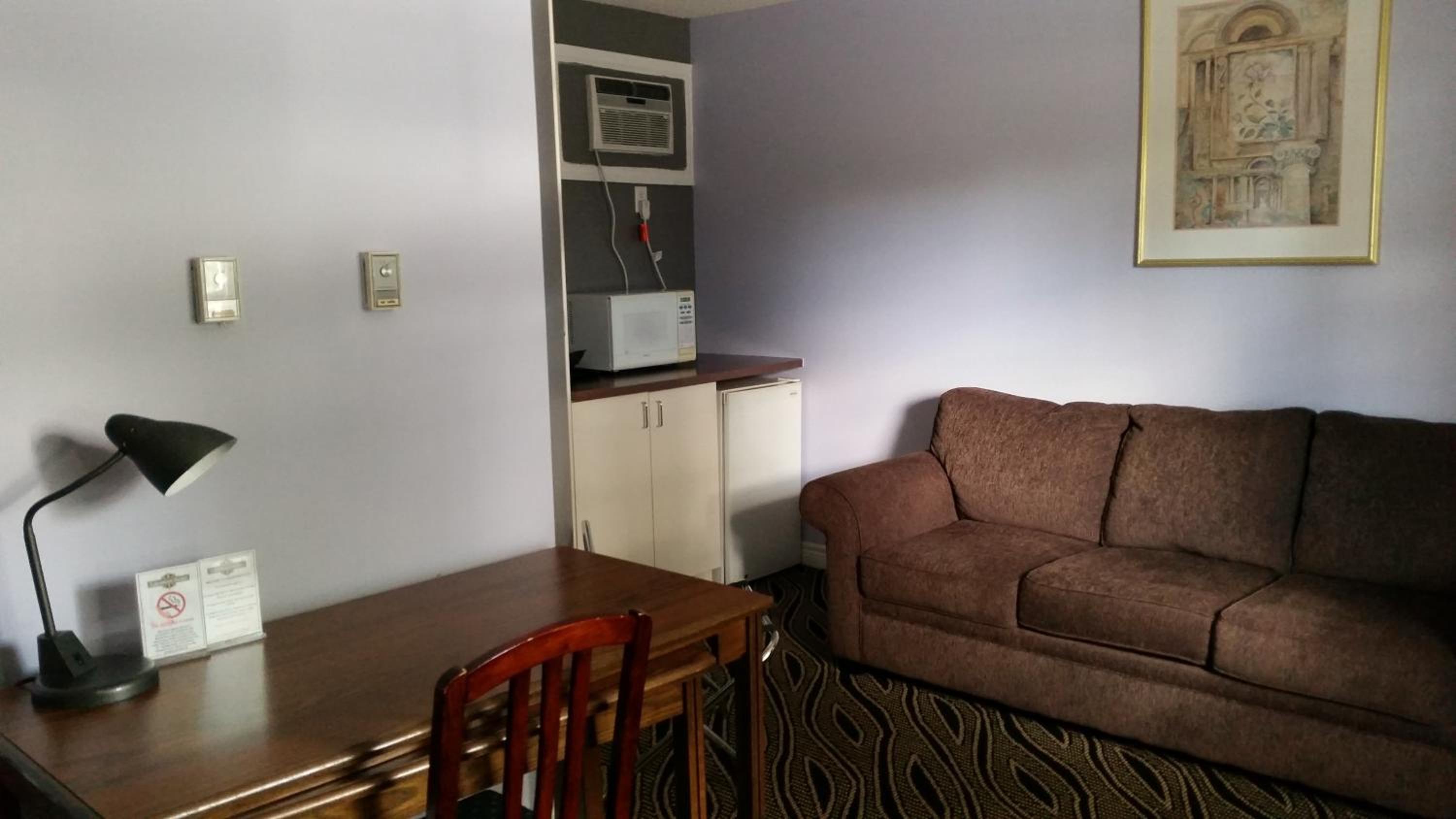 Deluxe Suite with Two Queen Beds - Photo 4
