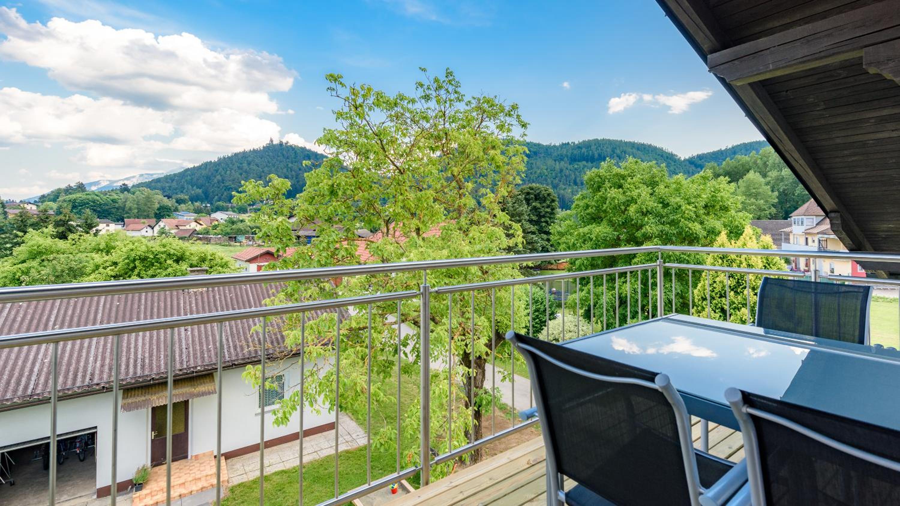Large Two-Bedroom Apartment with Balcony photo 2