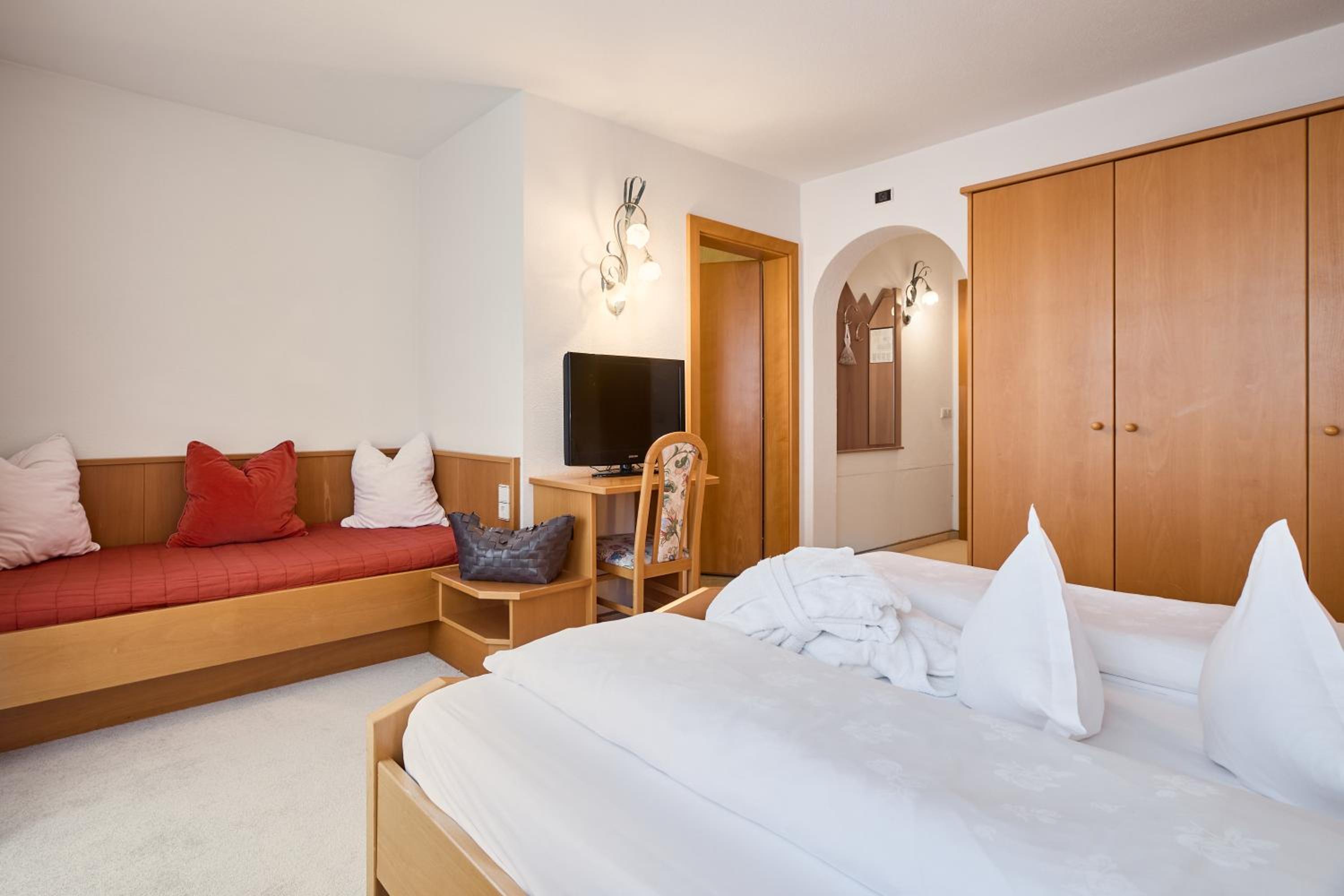Deluxe Double Room with Balcony, photo 7