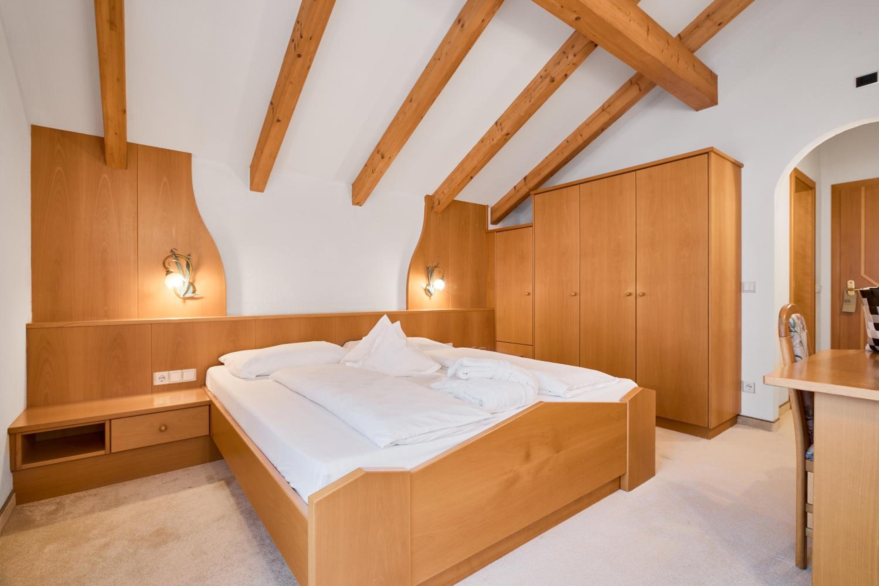 Budget Double Room with North Balcony  photo 2
