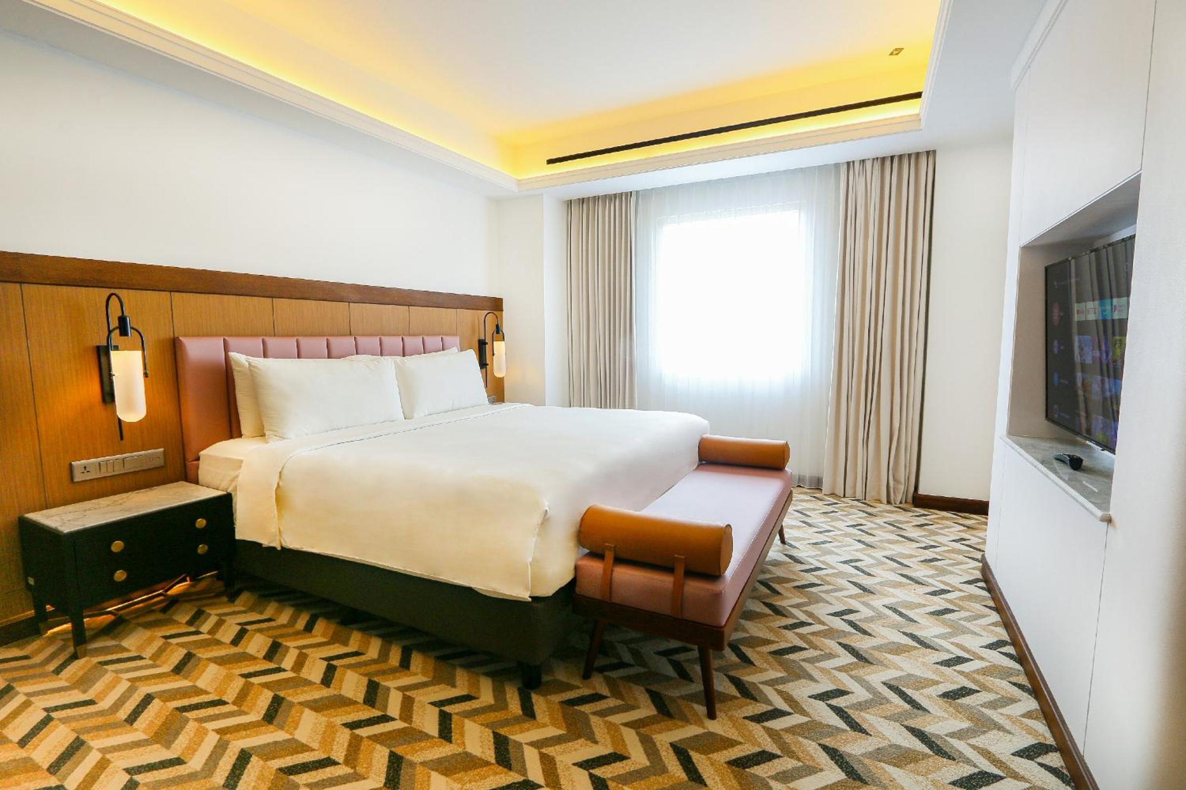 Executive Suite - Photo 5