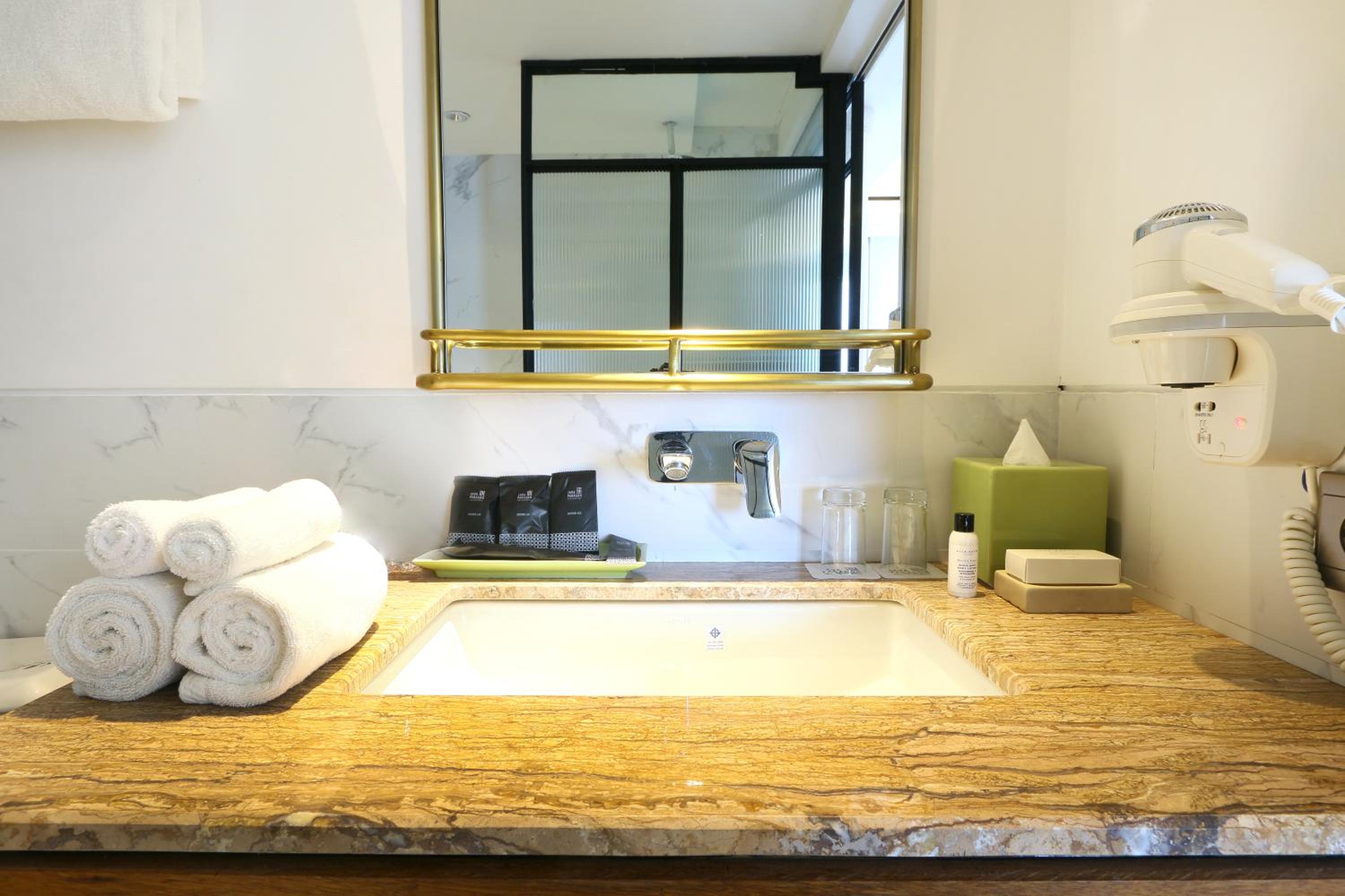 Executive Suite - Photo 3