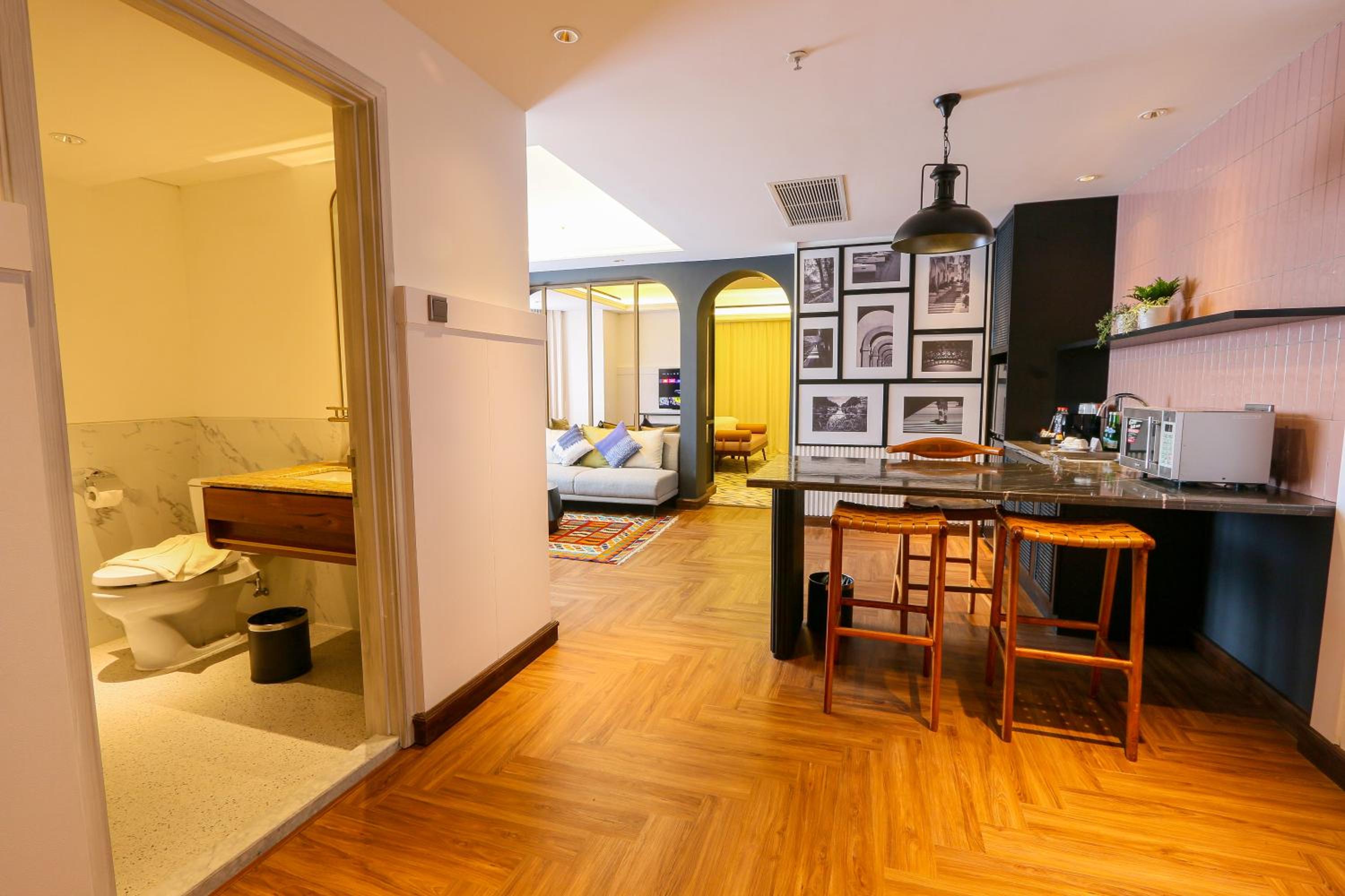 Executive Suite - Photo 12