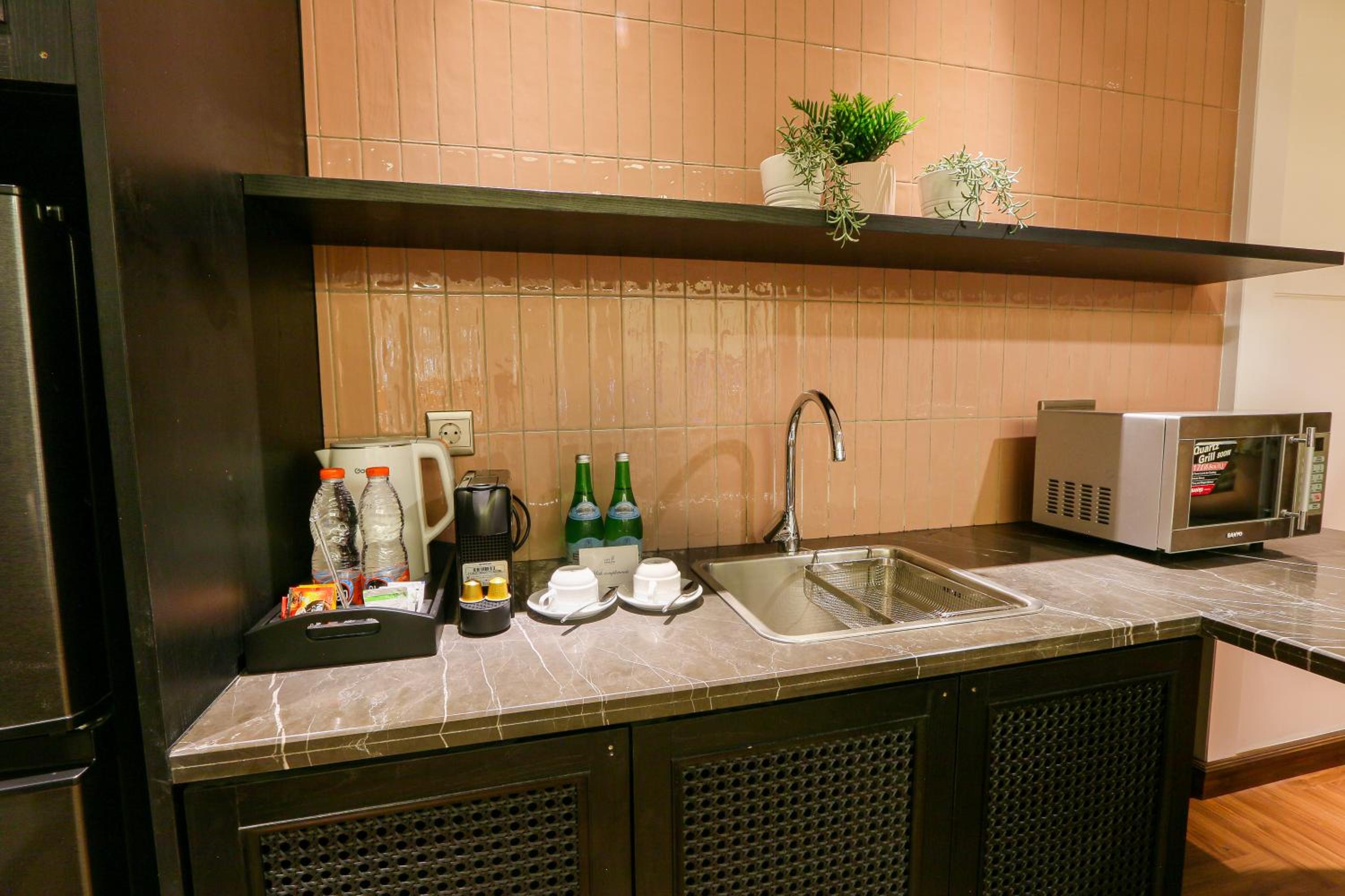Executive Suite - Photo 7