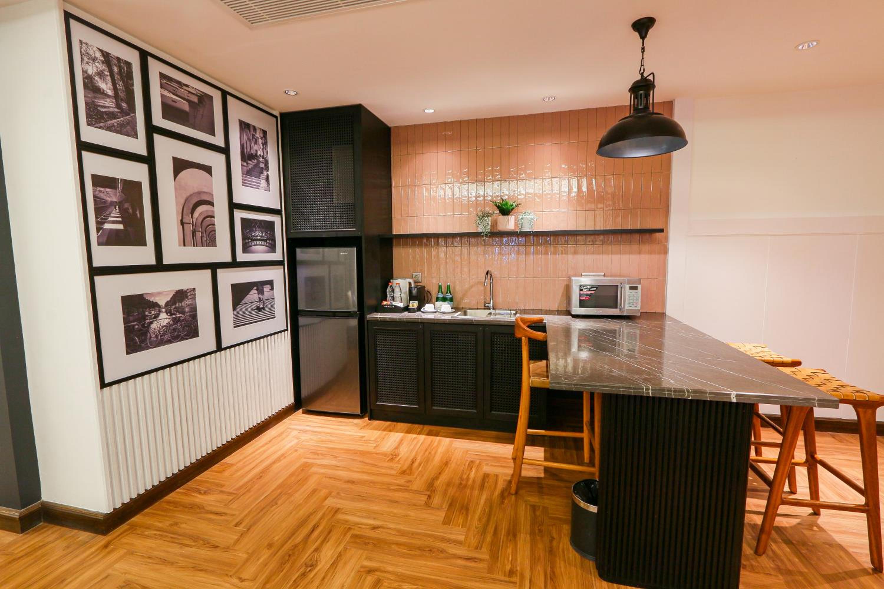 Executive Suite - Photo 13