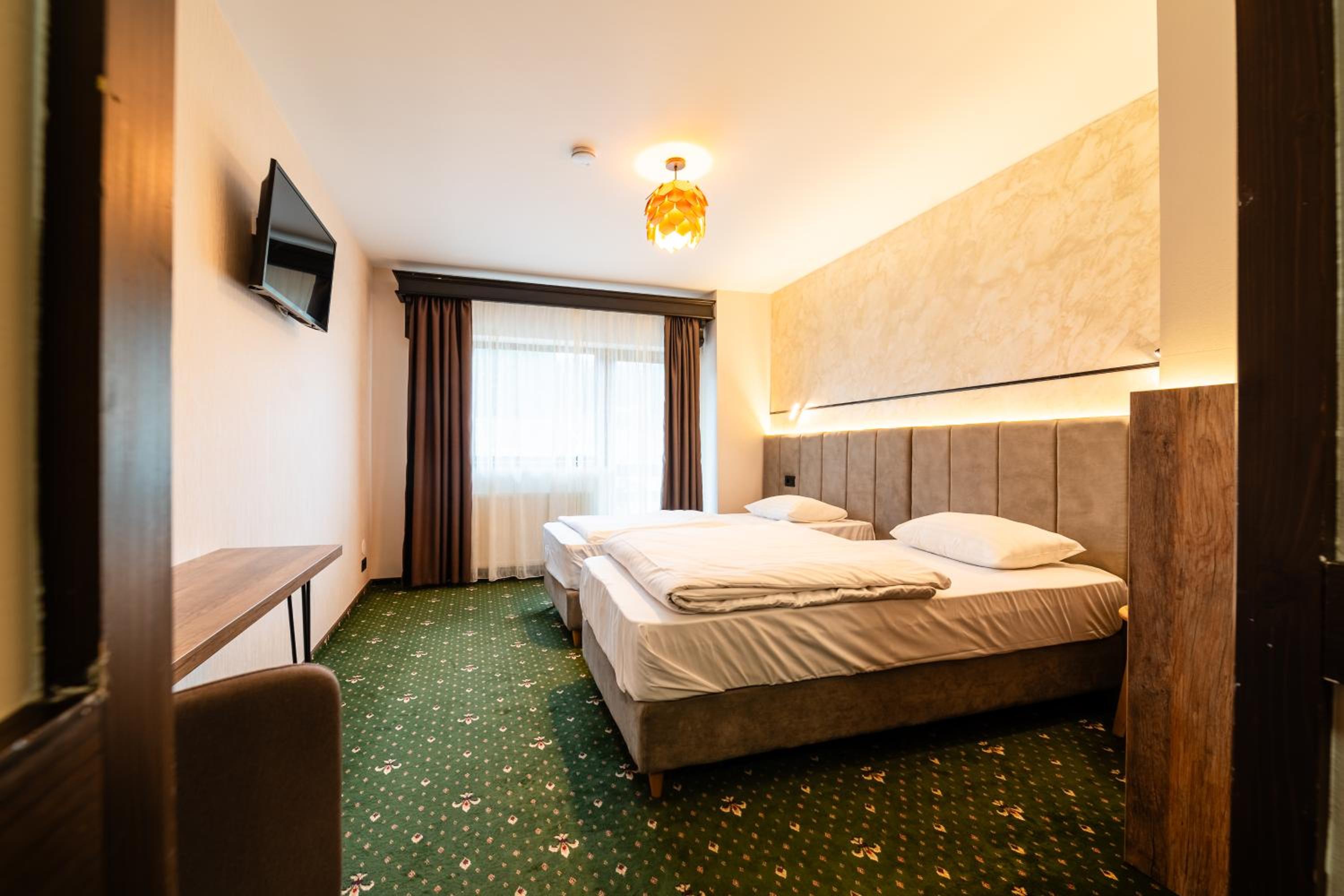 Queen Room with Balcony photo 1