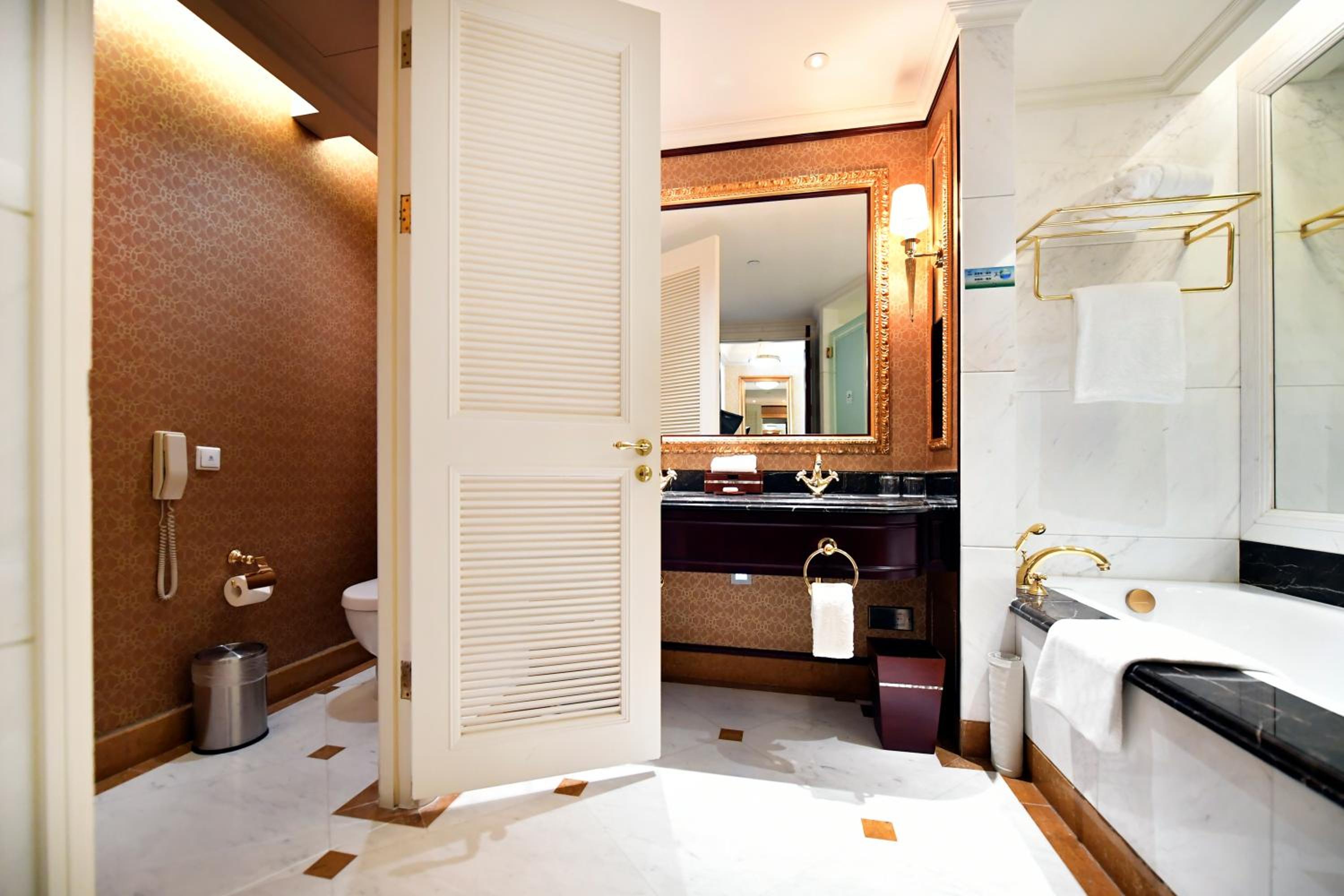 Executive Double Room thumbnail 5