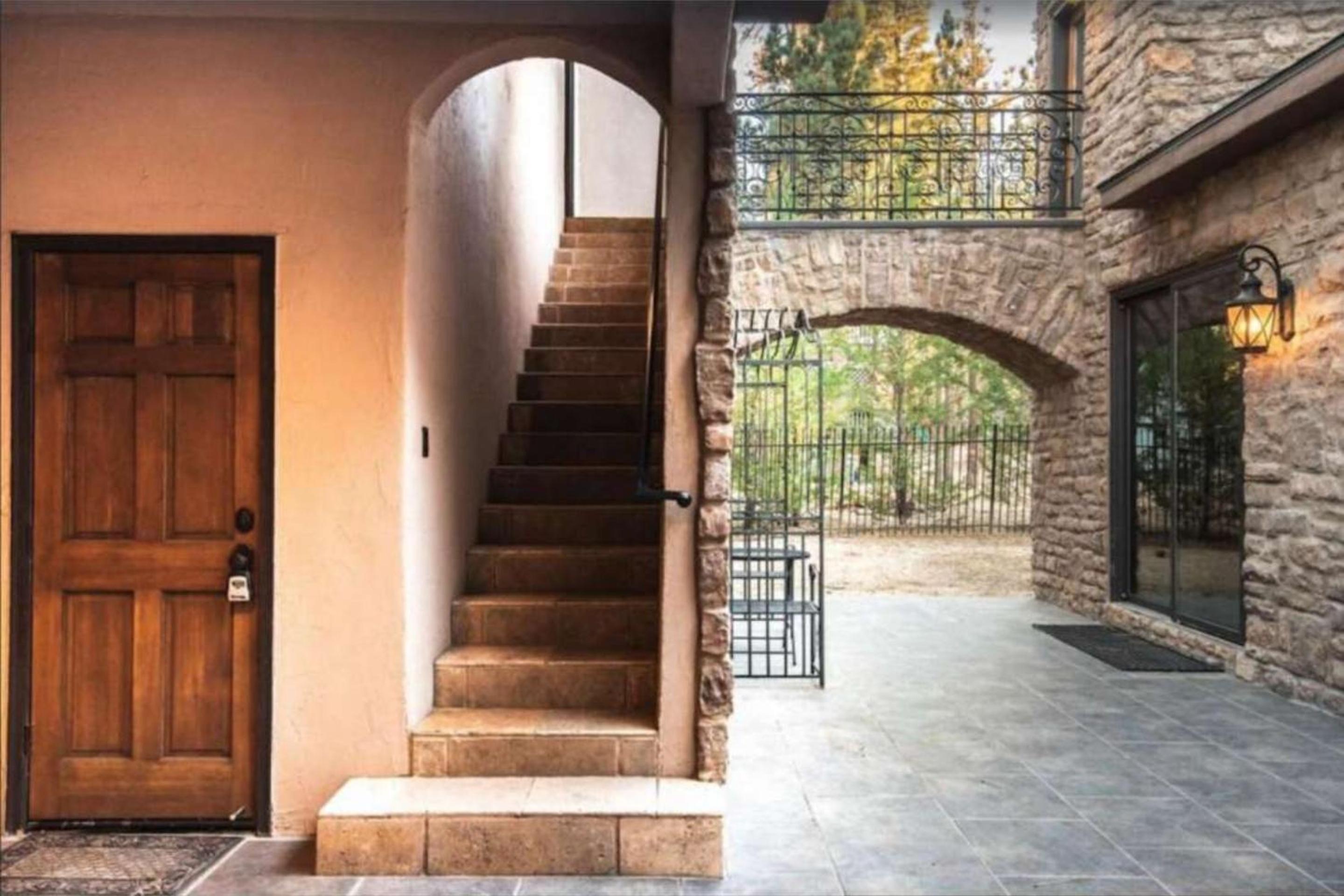 Six-Bedroom House photo 2