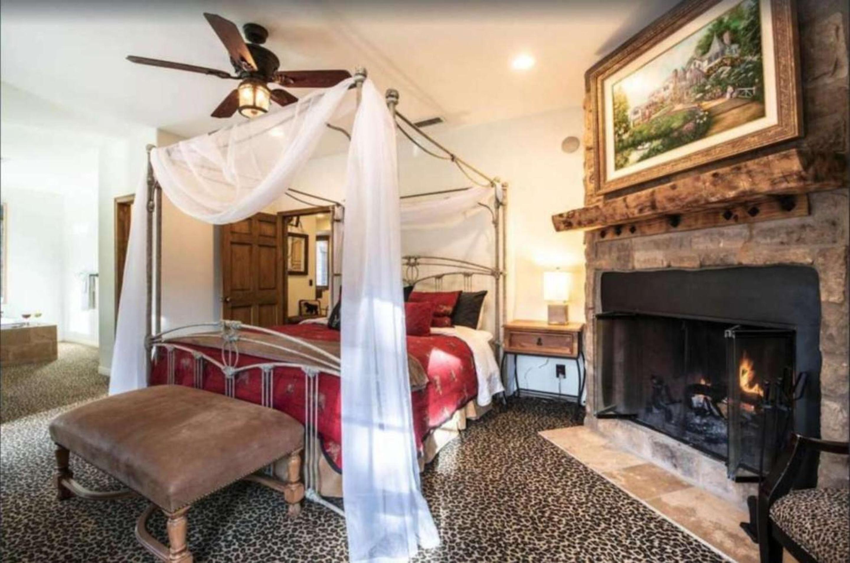Six-Bedroom House photo 1