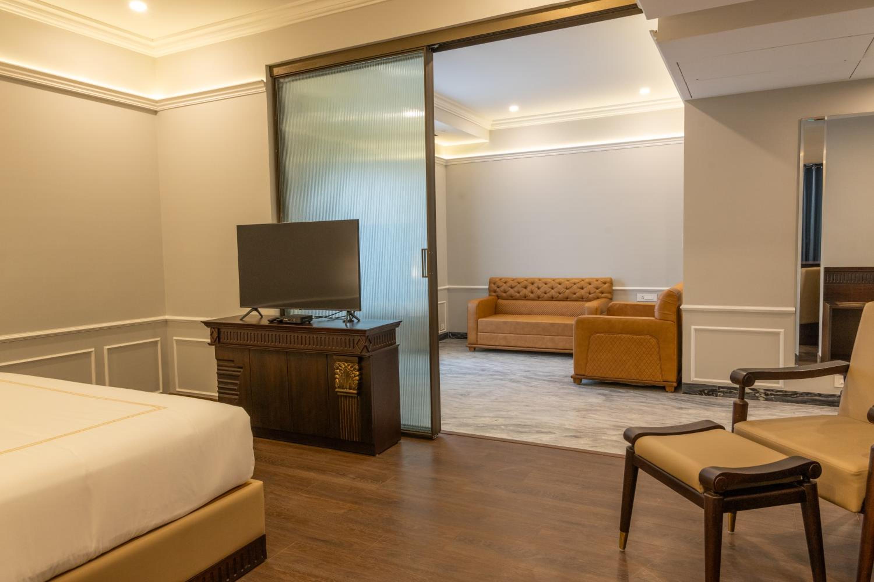 Executive Suite with Pool View - Photo 4